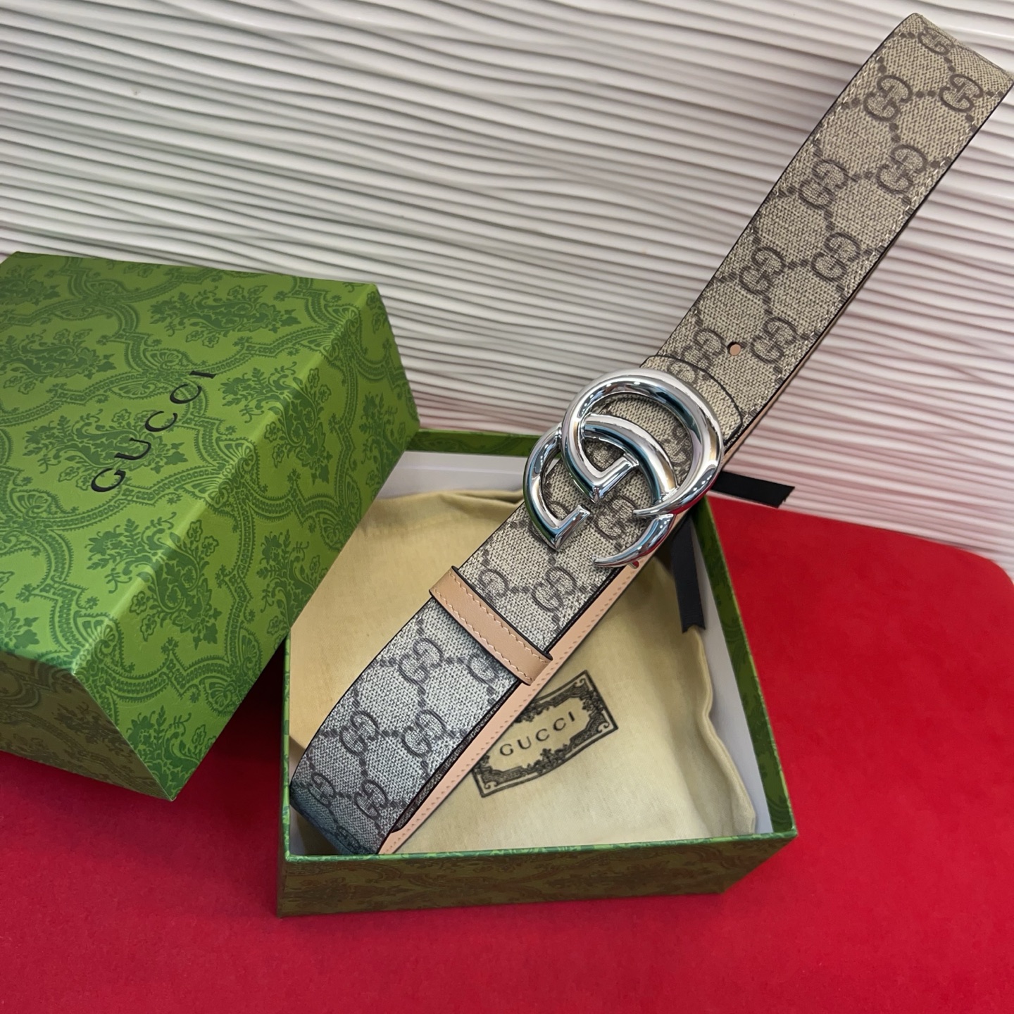 秋冬系列焕新演绎富有辨识度的GG Marmont系列。这款双面腰带采用GG SuPreme与皮革材质匠心