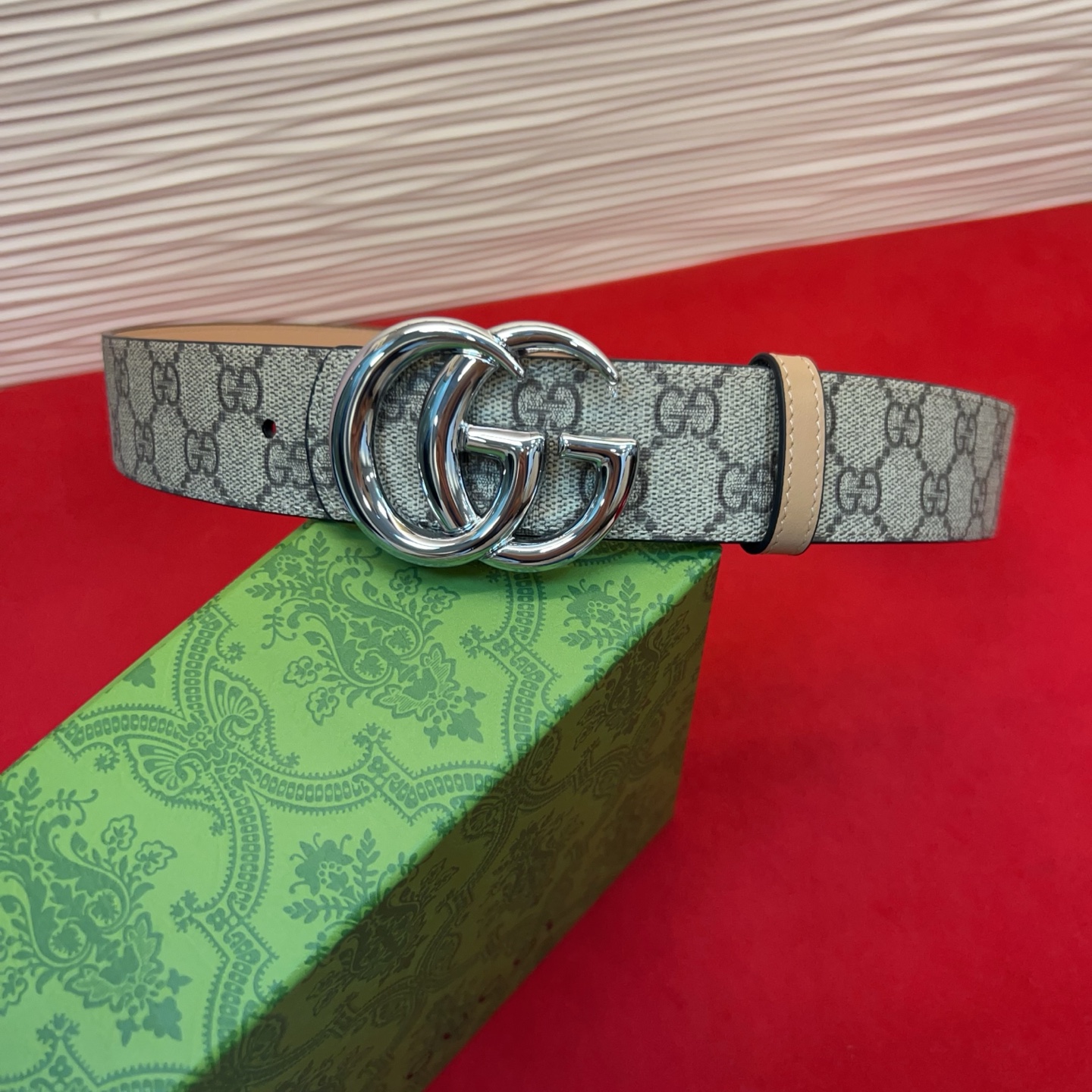 秋冬系列焕新演绎富有辨识度的GG Marmont系列。这款双面腰带采用GG SuPreme与皮革材质匠心