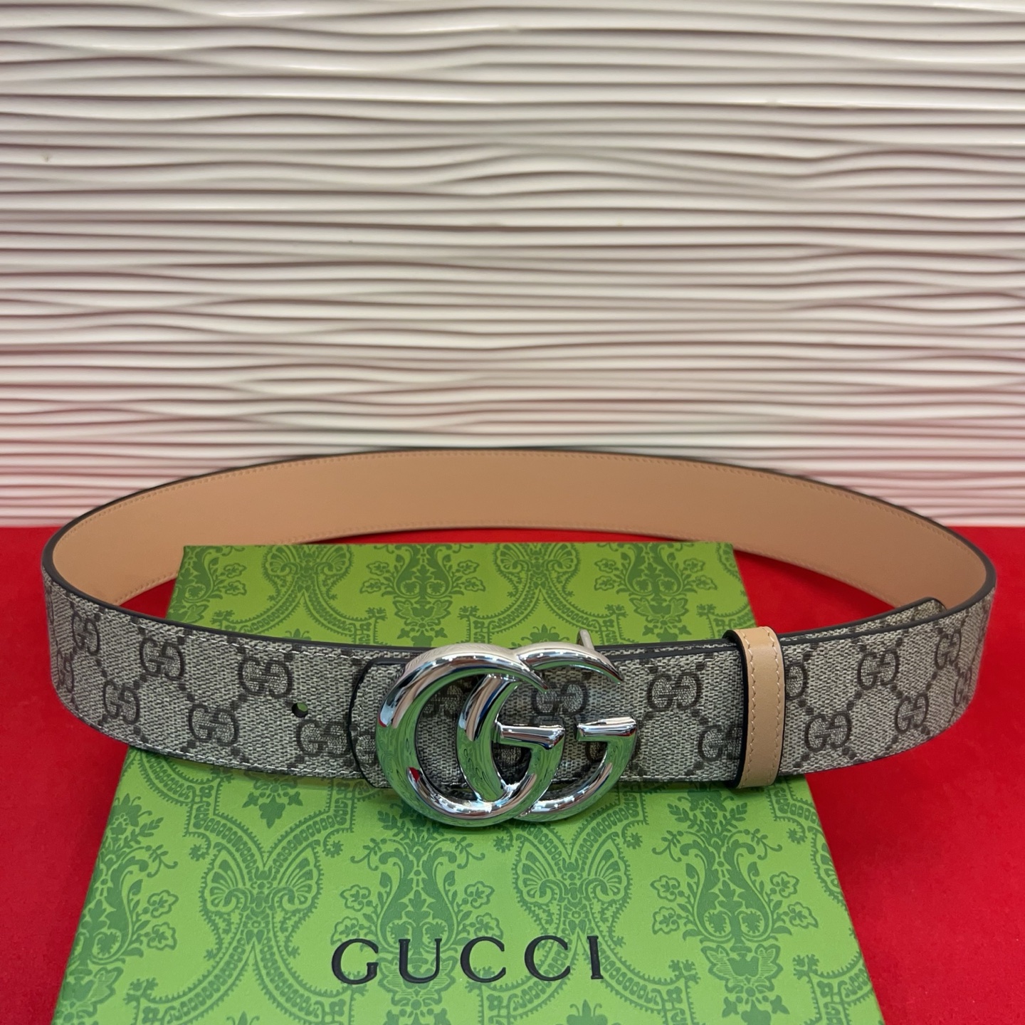 秋冬系列焕新演绎富有辨识度的GG Marmont系列。这款双面腰带采用GG SuPreme与皮革材质匠心