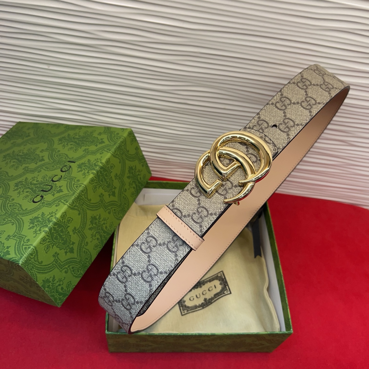 秋冬系列焕新演绎富有辨识度的GG Marmont系列。这款双面腰带采用GG SuPreme与皮革材质匠心