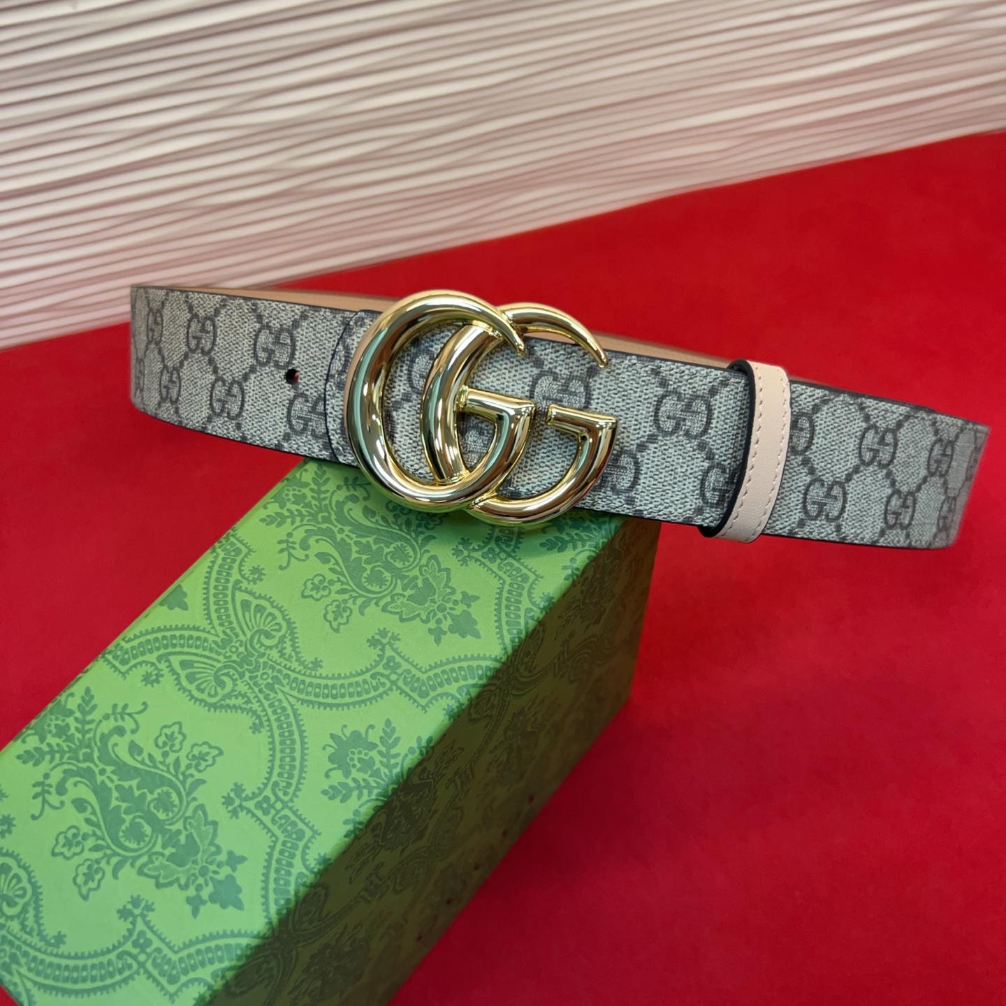 秋冬系列焕新演绎富有辨识度的GG Marmont系列。这款双面腰带采用GG SuPreme与皮革材质匠心