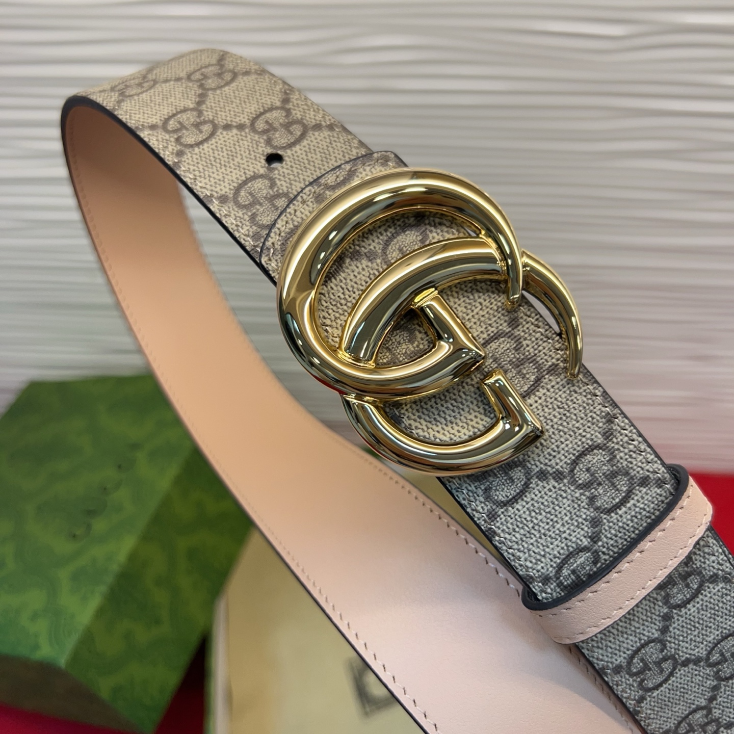 秋冬系列焕新演绎富有辨识度的GG Marmont系列。这款双面腰带采用GG SuPreme与皮革材质匠心