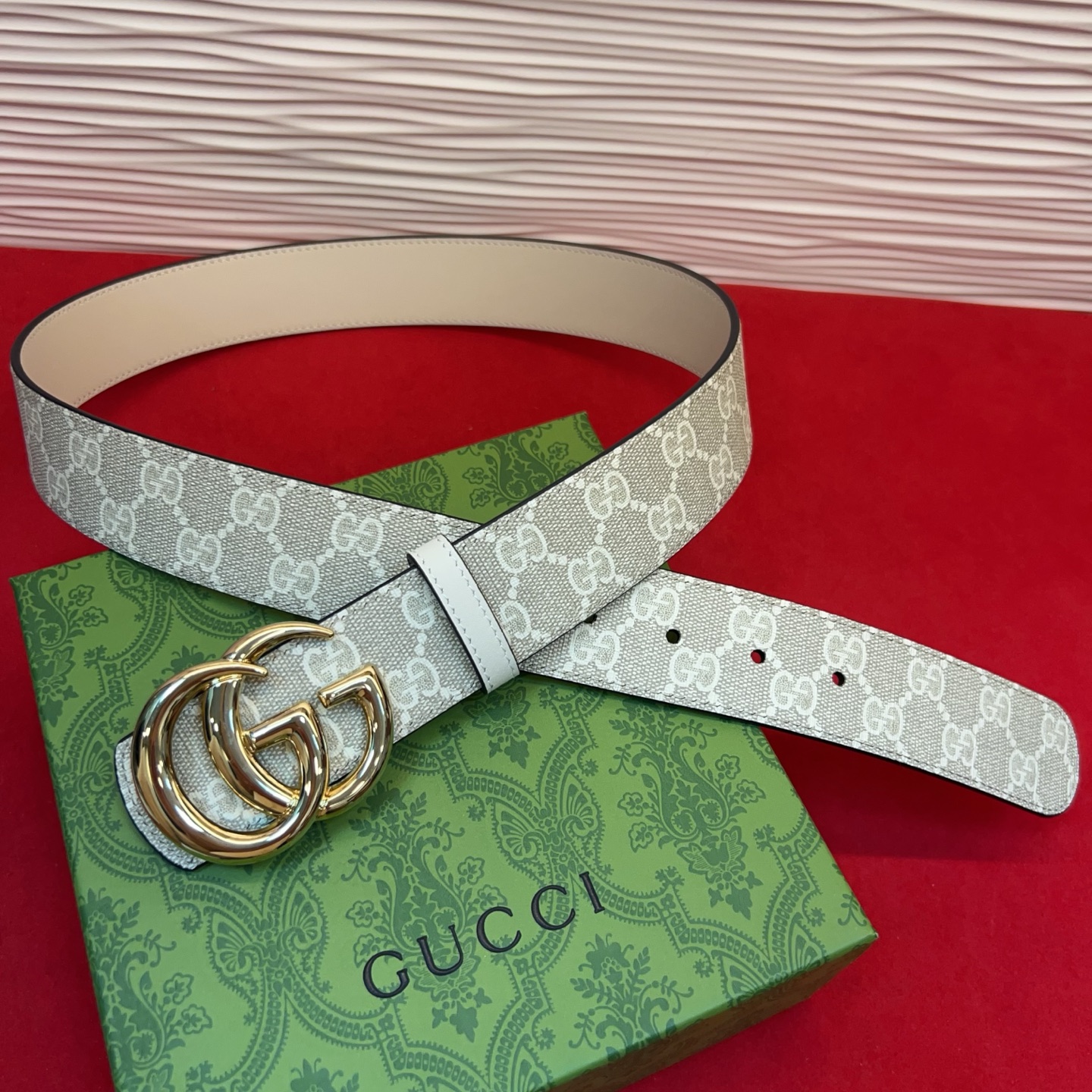 秋冬系列焕新演绎富有辨识度的GG Marmont系列。这款双面腰带采用GG SuPreme与皮革材质匠心