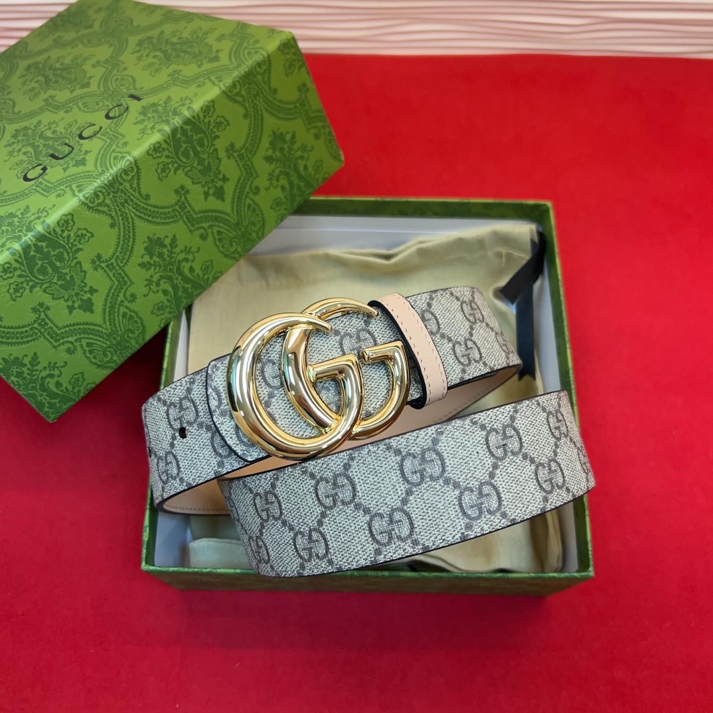 秋冬系列焕新演绎富有辨识度的GG Marmont系列。这款双面腰带采用GG SuPreme与皮革材质匠心