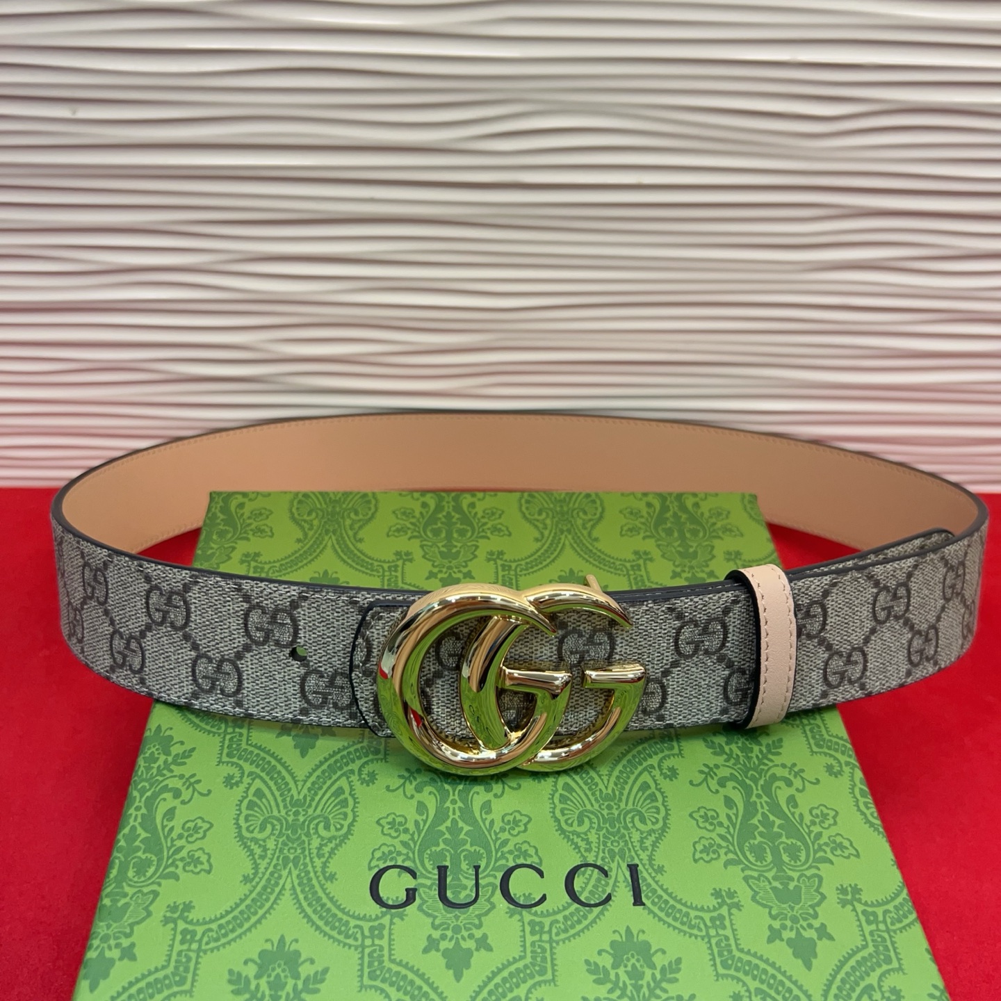 秋冬系列焕新演绎富有辨识度的GG Marmont系列。这款双面腰带采用GG SuPreme与皮革材质匠心