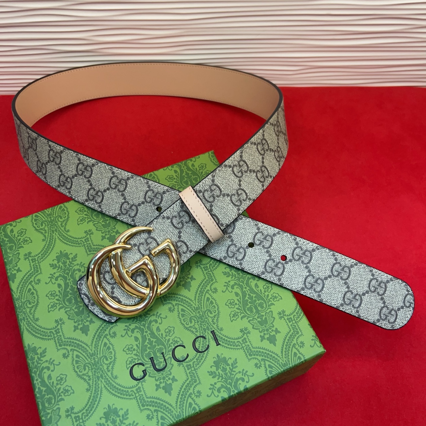 秋冬系列焕新演绎富有辨识度的GG Marmont系列。这款双面腰带采用GG SuPreme与皮革材质匠心