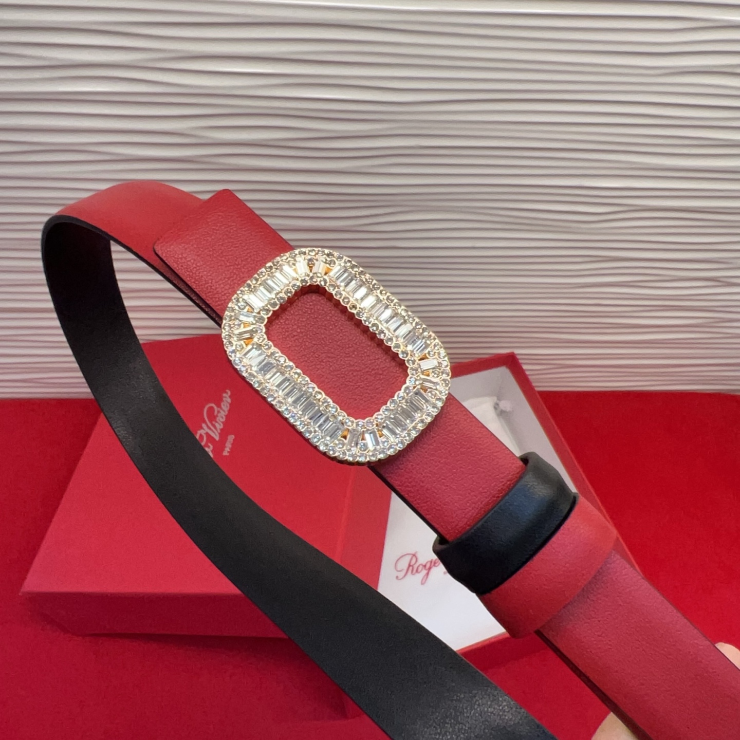 Flower Strass花钻腰带以雅致丝缎制成，配以传统闪钻饰扣。为您的装束增添奢华魅力。意大利制造罗