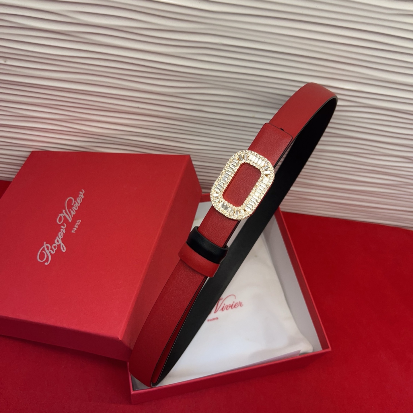 Flower Strass花钻腰带以雅致丝缎制成，配以传统闪钻饰扣。为您的装束增添奢华魅力。意大利制造罗