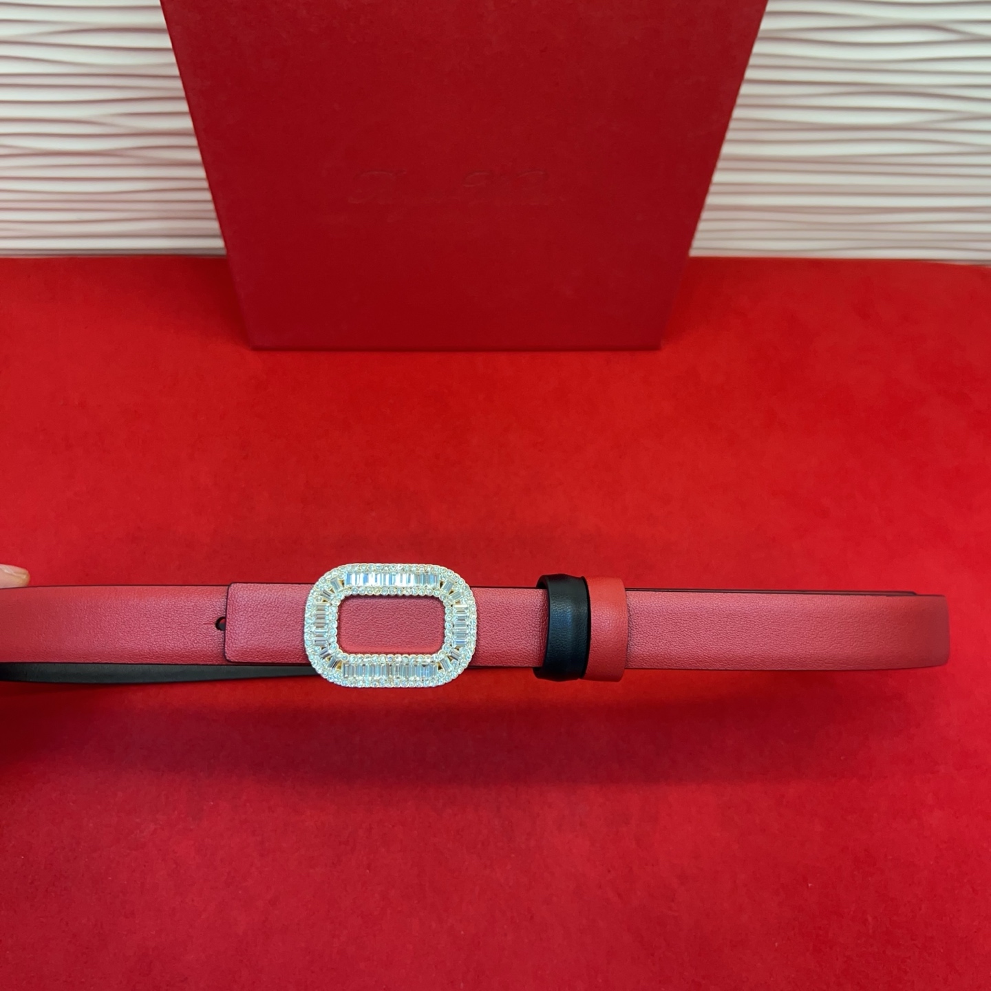 Flower Strass花钻腰带以雅致丝缎制成，配以传统闪钻饰扣。为您的装束增添奢华魅力。意大利制造罗