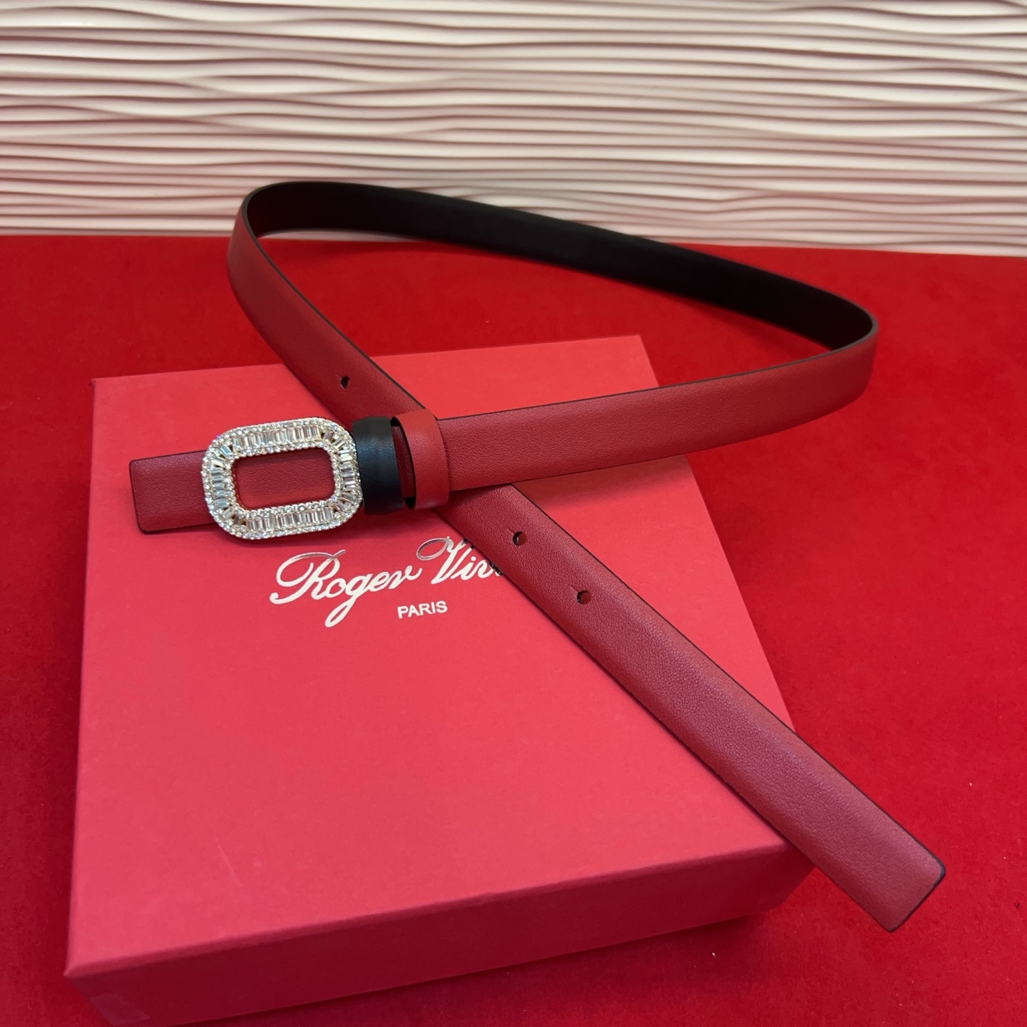 Flower Strass花钻腰带以雅致丝缎制成，配以传统闪钻饰扣。为您的装束增添奢华魅力。意大利制造罗