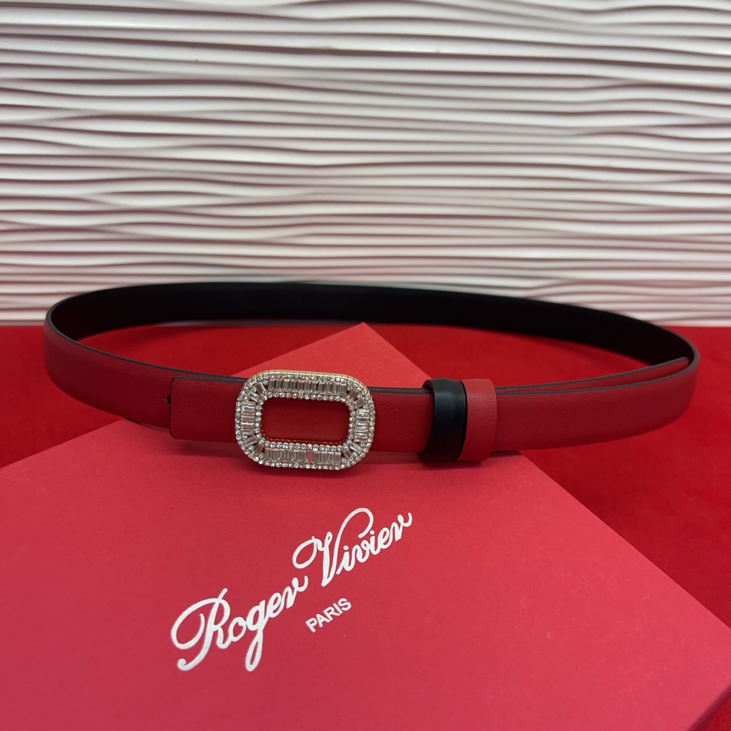 Flower Strass花钻腰带以雅致丝缎制成，配以传统闪钻饰扣。为您的装束增添奢华魅力。意大利制造罗