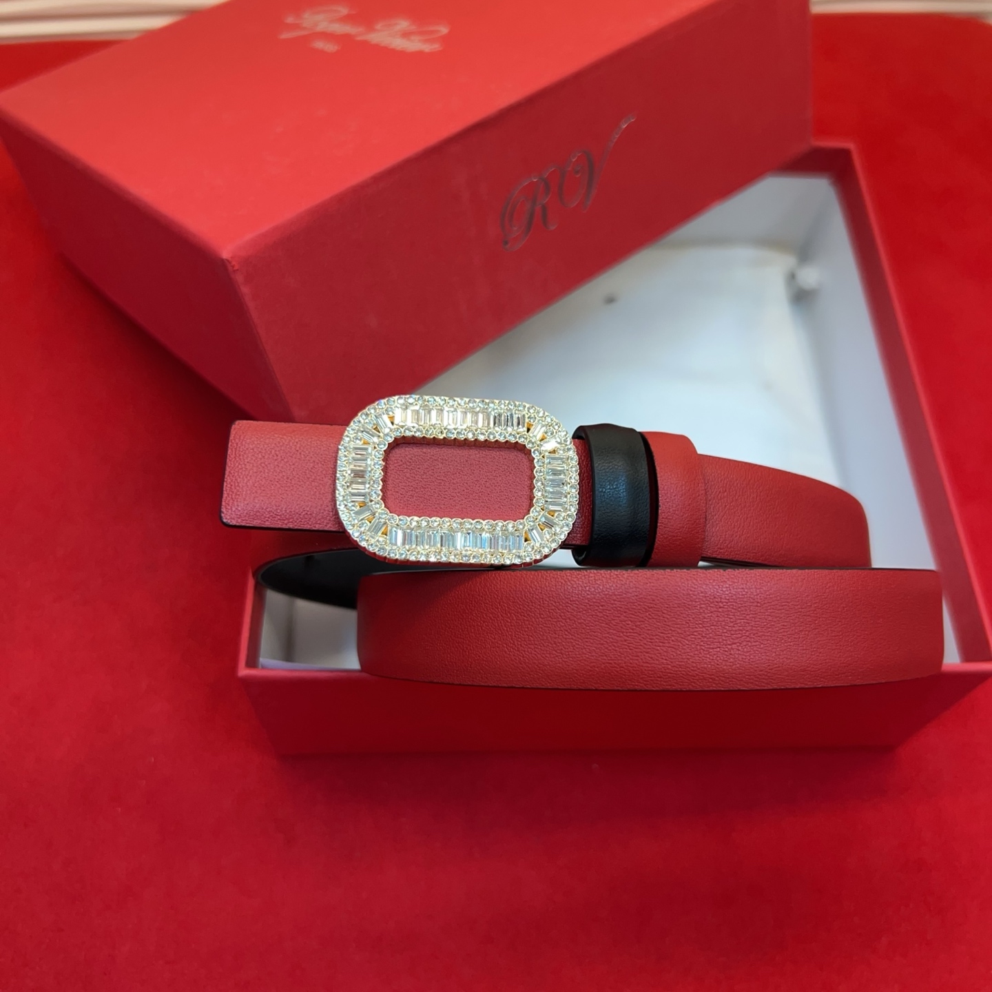 Flower Strass花钻腰带以雅致丝缎制成，配以传统闪钻饰扣。为您的装束增添奢华魅力。意大利制造罗