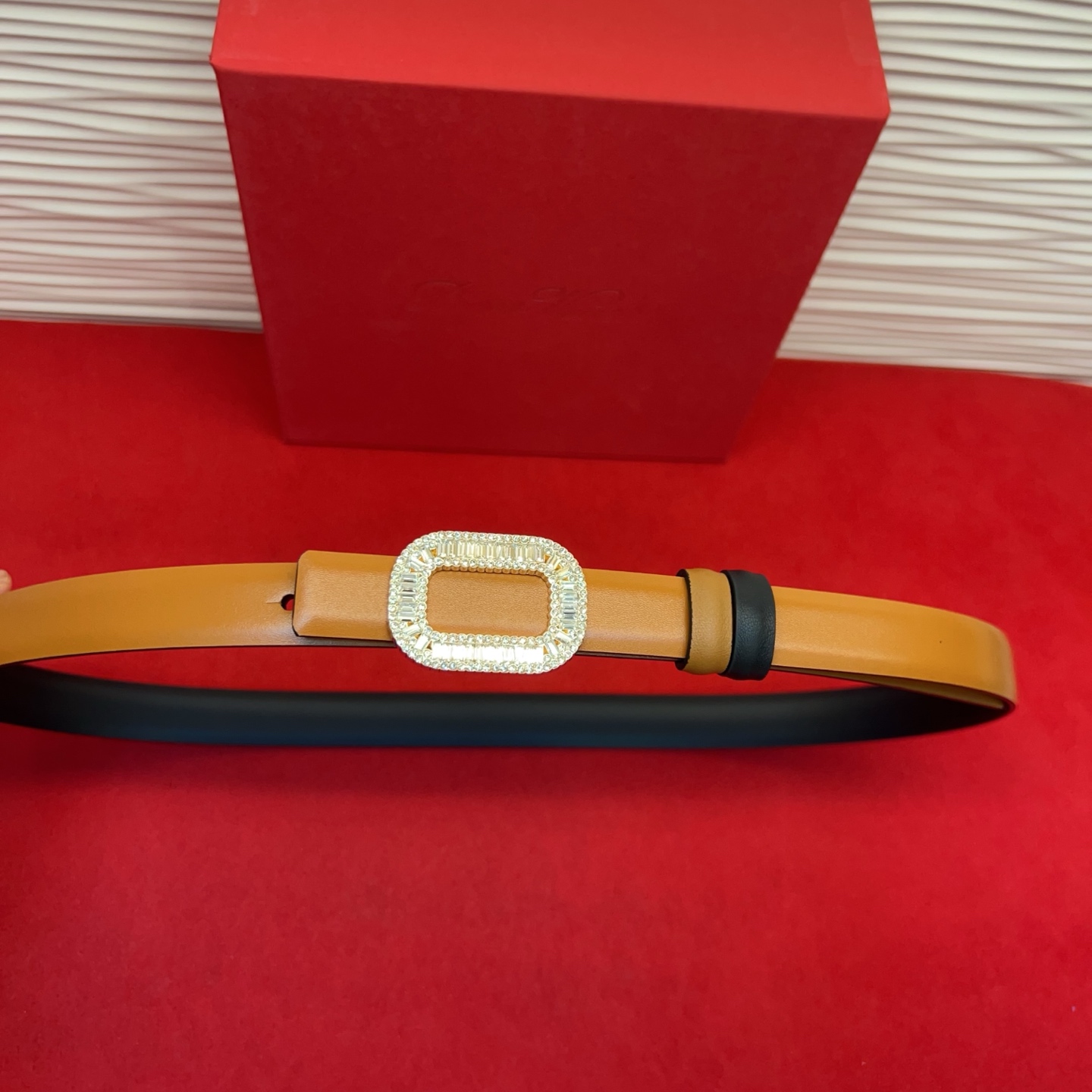 Flower Strass花钻腰带以雅致丝缎制成，配以传统闪钻饰扣。为您的装束增添奢华魅力。意大利制造罗