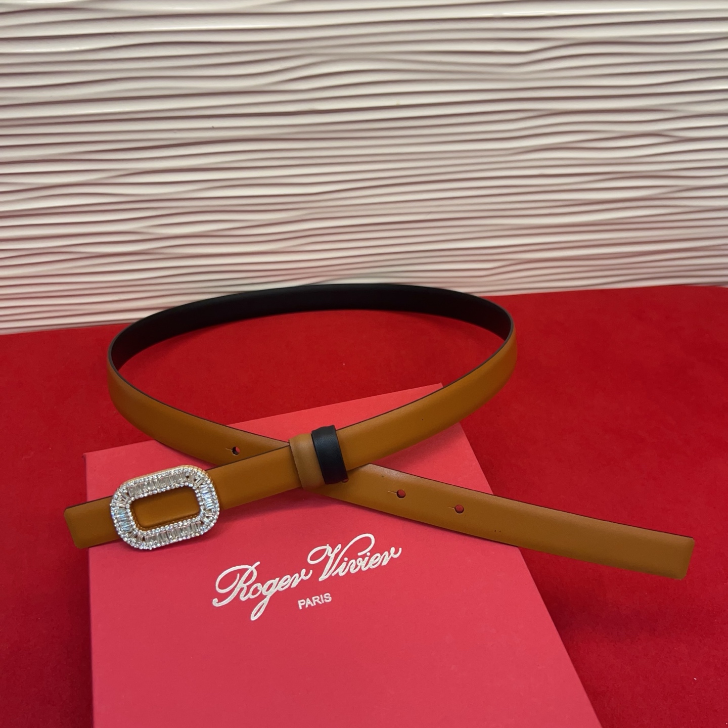 Flower Strass花钻腰带以雅致丝缎制成，配以传统闪钻饰扣。为您的装束增添奢华魅力。意大利制造罗