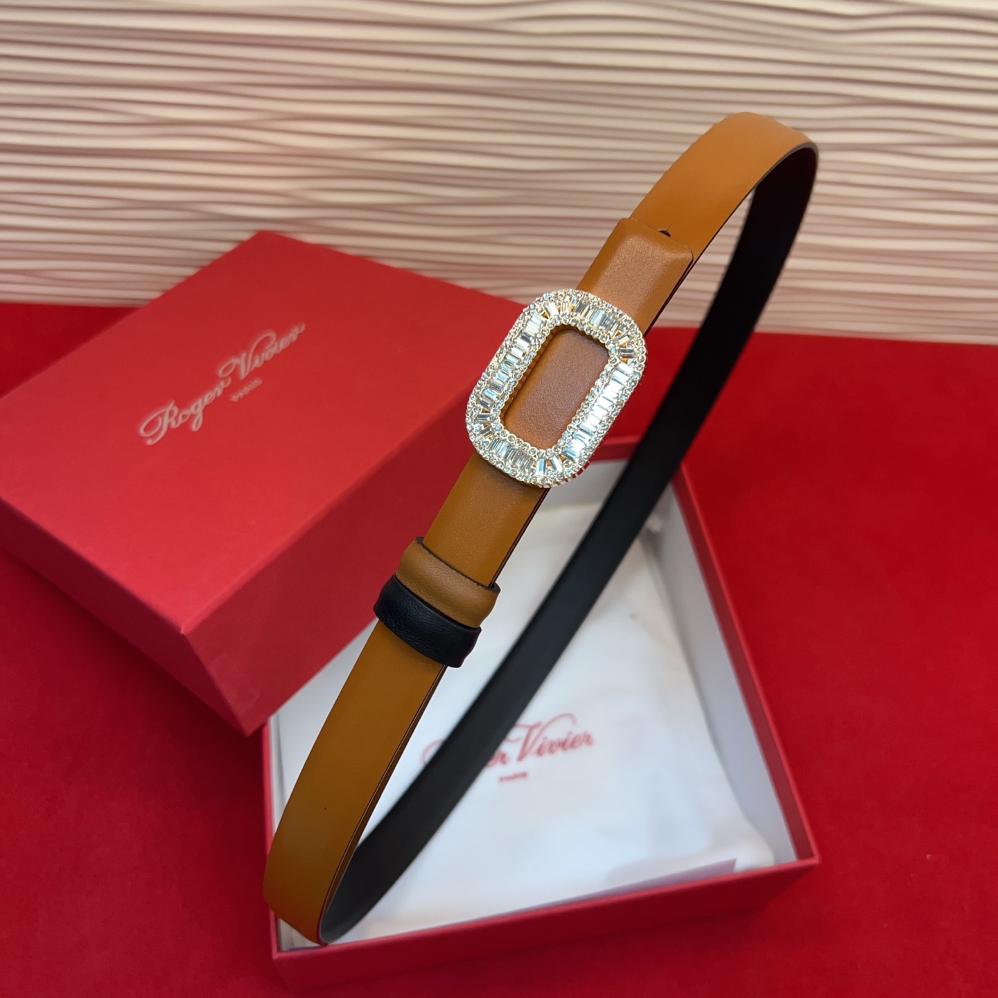 Flower Strass花钻腰带以雅致丝缎制成，配以传统闪钻饰扣。为您的装束增添奢华魅力。意大利制造罗