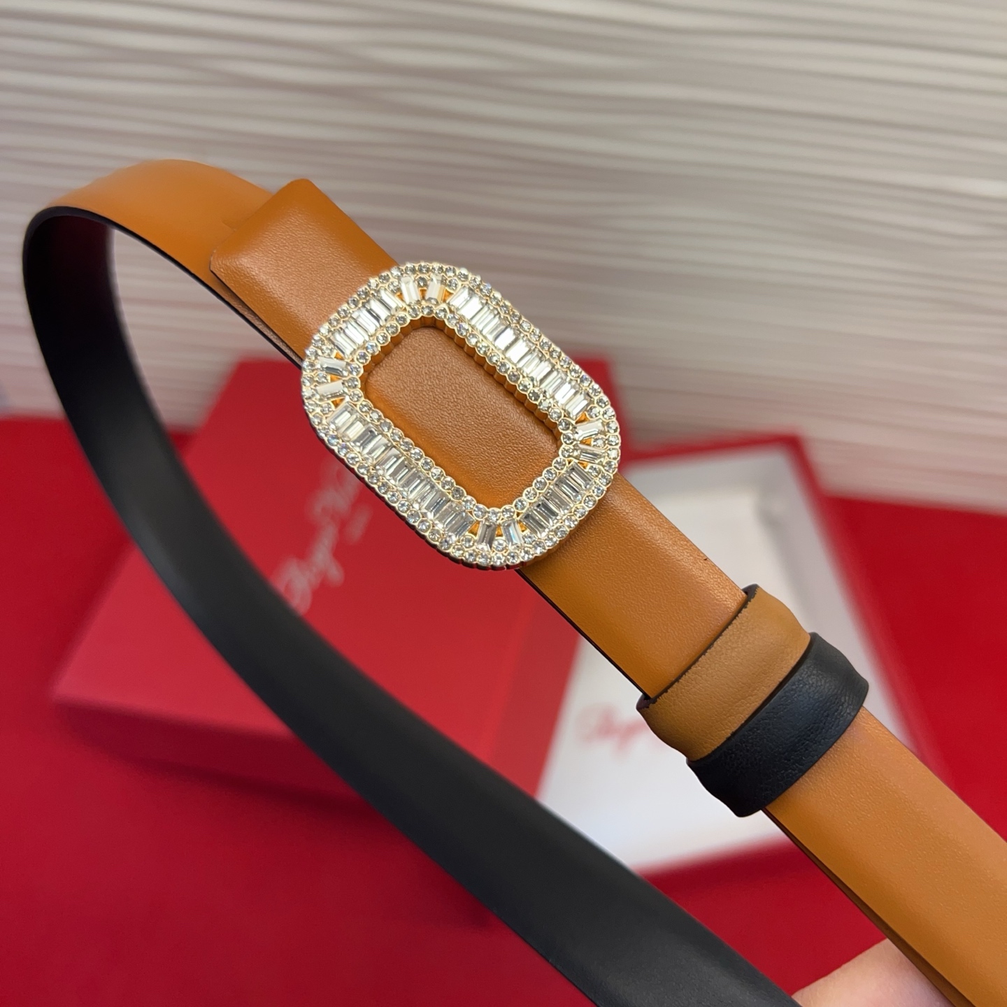 Flower Strass花钻腰带以雅致丝缎制成，配以传统闪钻饰扣。为您的装束增添奢华魅力。意大利制造罗