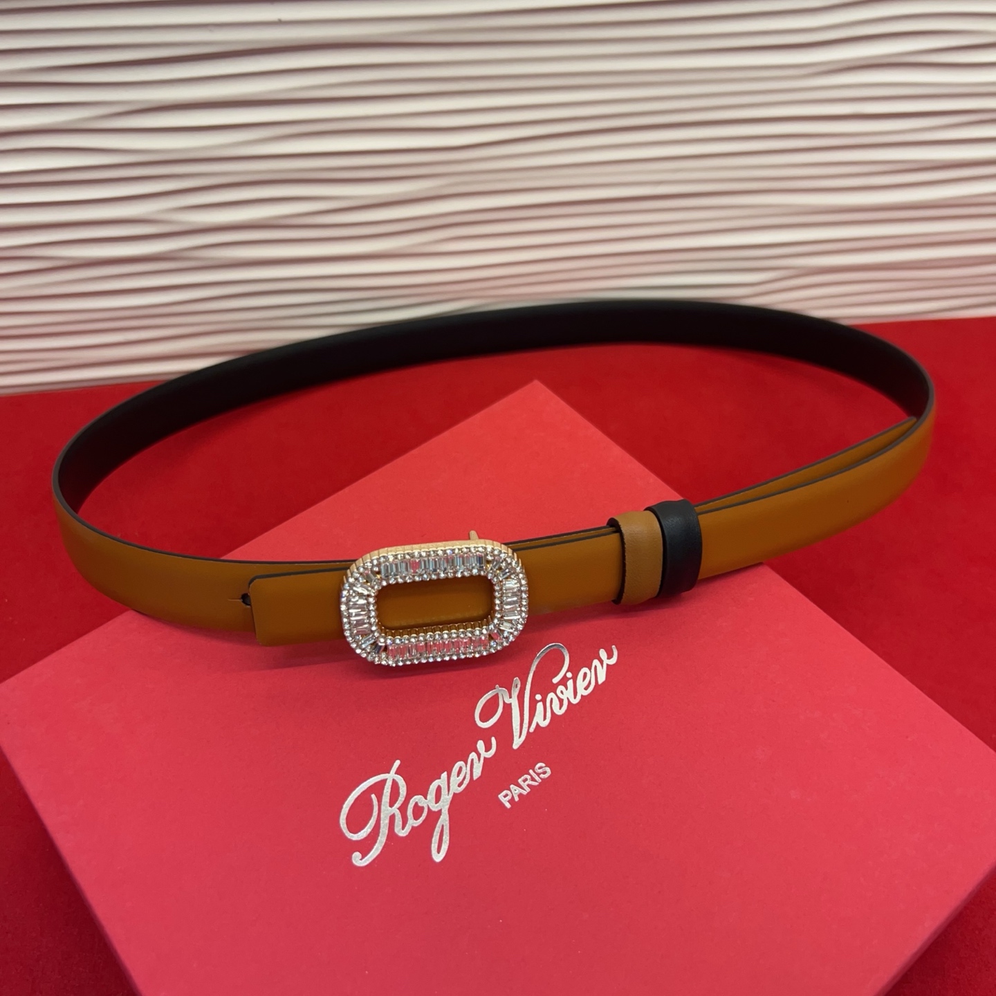 Flower Strass花钻腰带以雅致丝缎制成，配以传统闪钻饰扣。为您的装束增添奢华魅力。意大利制造罗