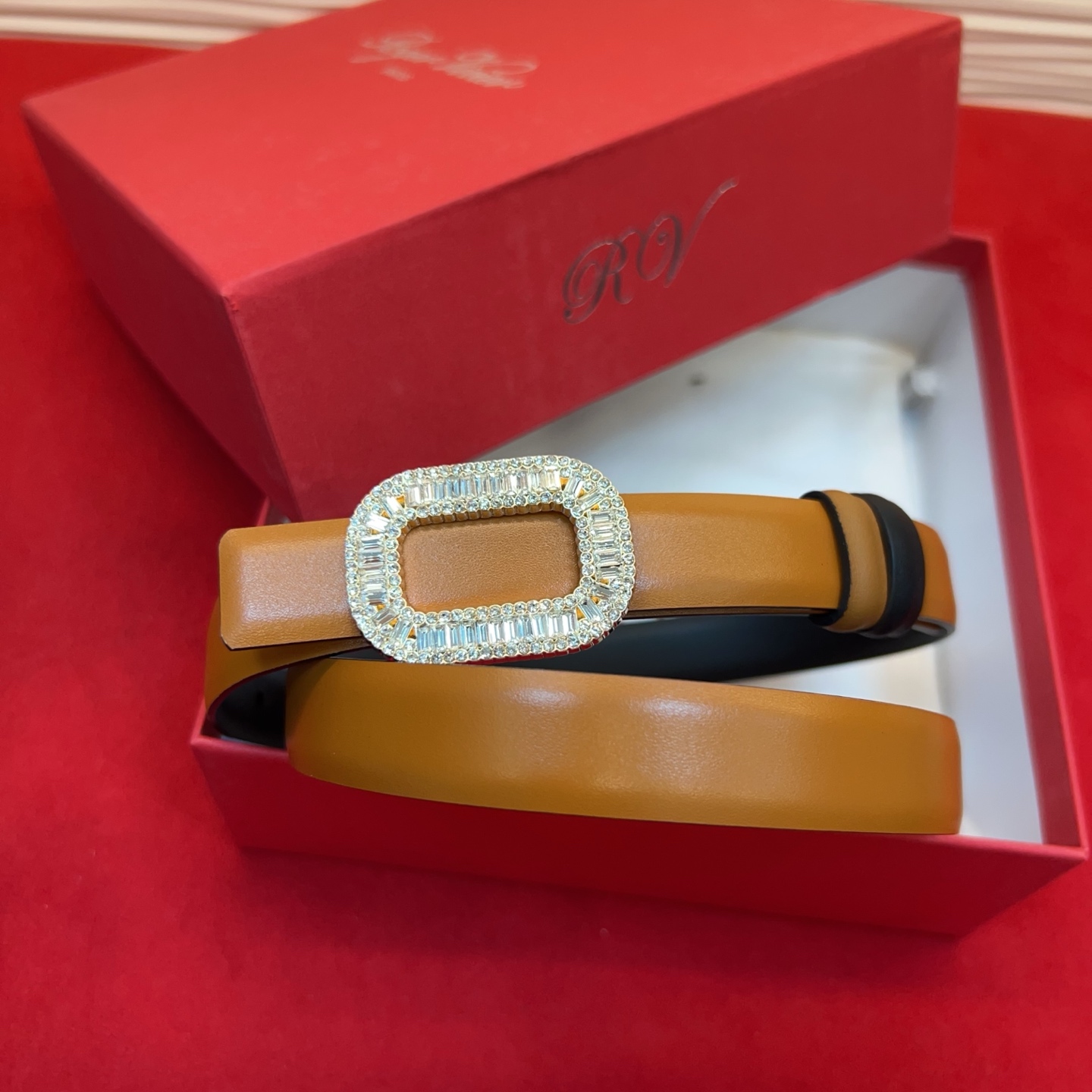 Flower Strass花钻腰带以雅致丝缎制成，配以传统闪钻饰扣。为您的装束增添奢华魅力。意大利制造罗