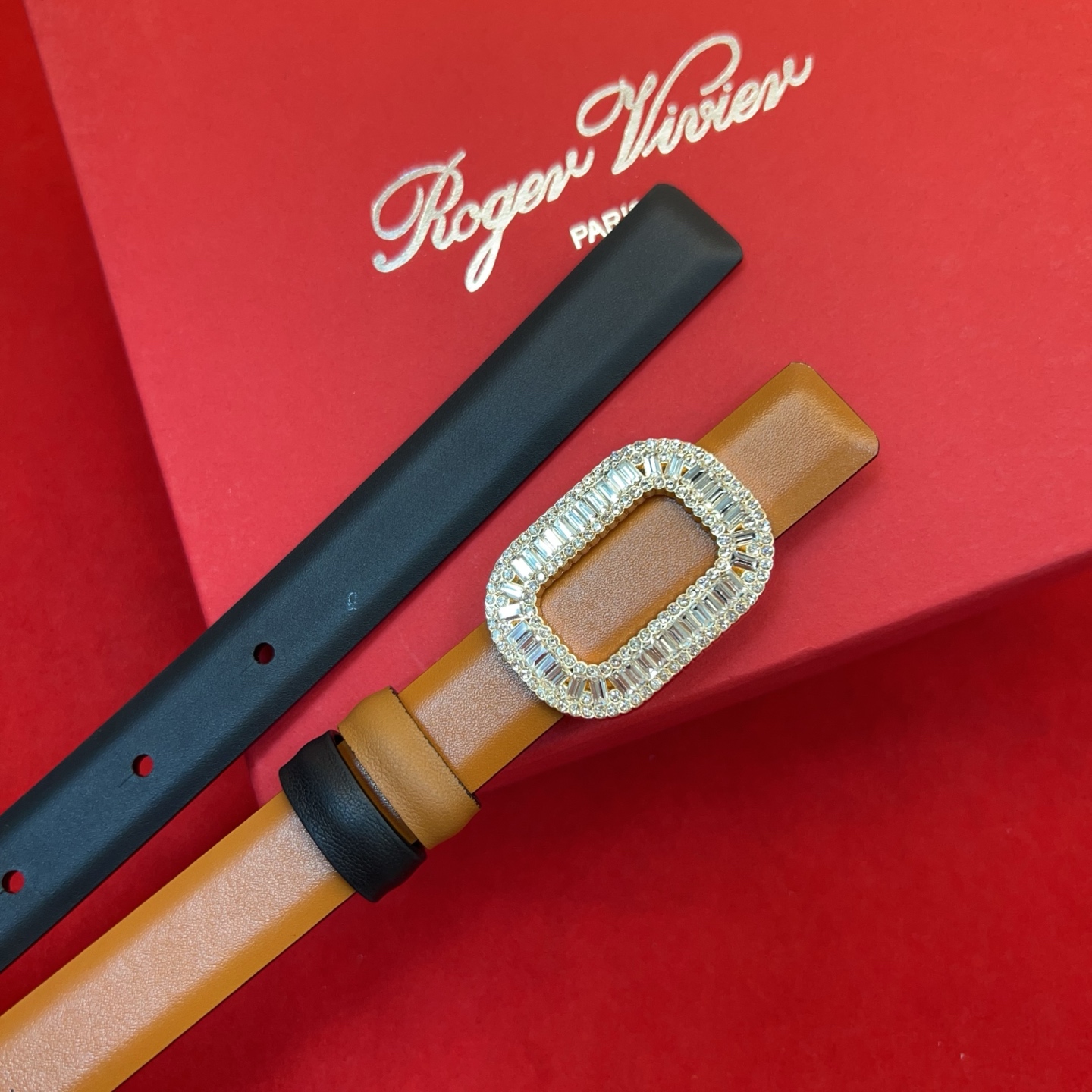 Flower Strass花钻腰带以雅致丝缎制成，配以传统闪钻饰扣。为您的装束增添奢华魅力。意大利制造罗