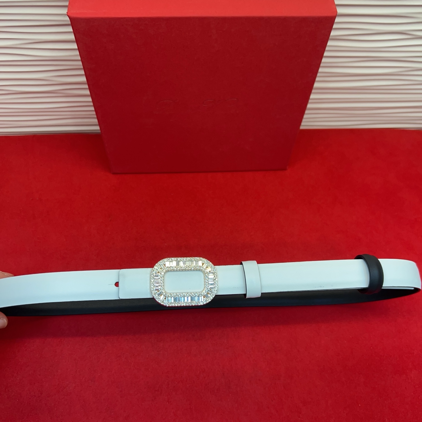 Flower Strass花钻腰带以雅致丝缎制成，配以传统闪钻饰扣。为您的装束增添奢华魅力。意大利制造罗