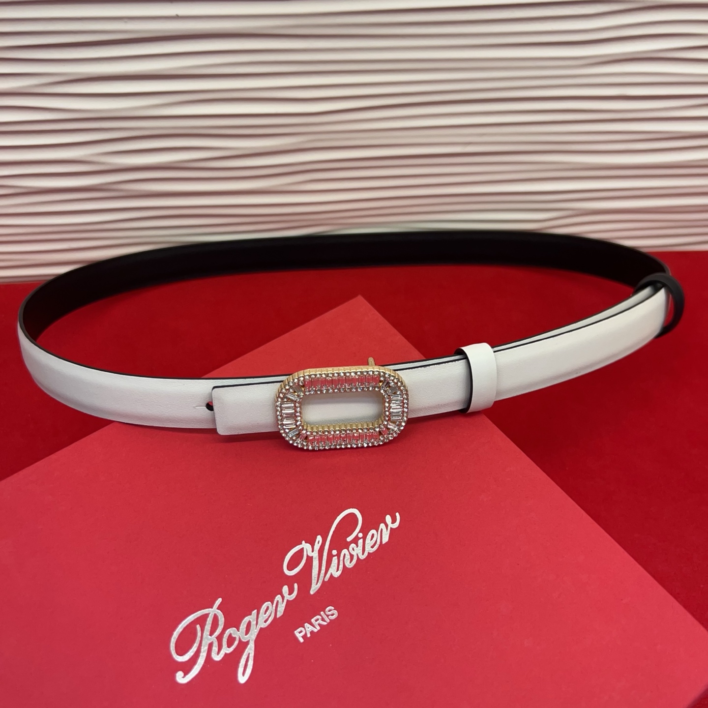 Flower Strass花钻腰带以雅致丝缎制成，配以传统闪钻饰扣。为您的装束增添奢华魅力。意大利制造罗