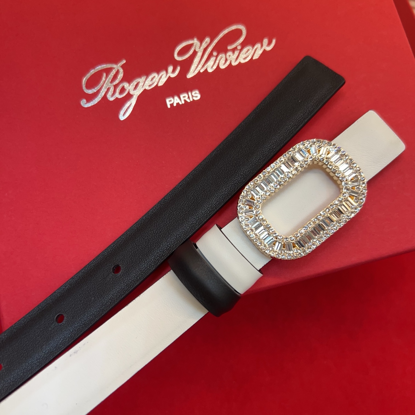 Flower Strass花钻腰带以雅致丝缎制成，配以传统闪钻饰扣。为您的装束增添奢华魅力。意大利制造罗