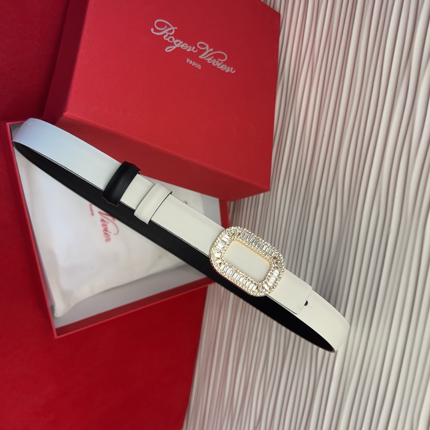 Flower Strass花钻腰带以雅致丝缎制成，配以传统闪钻饰扣。为您的装束增添奢华魅力。意大利制造罗