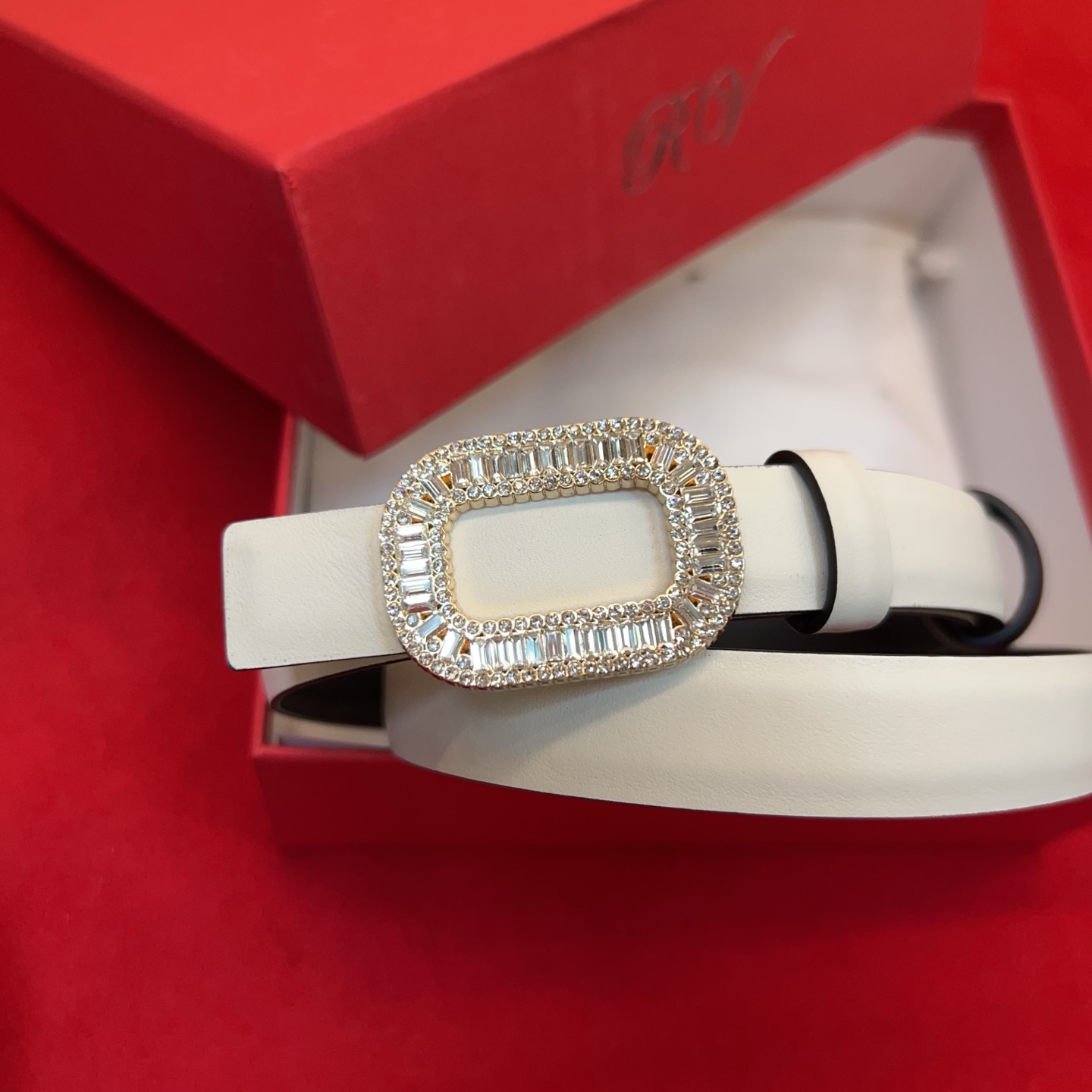 Flower Strass花钻腰带以雅致丝缎制成，配以传统闪钻饰扣。为您的装束增添奢华魅力。意大利制造罗