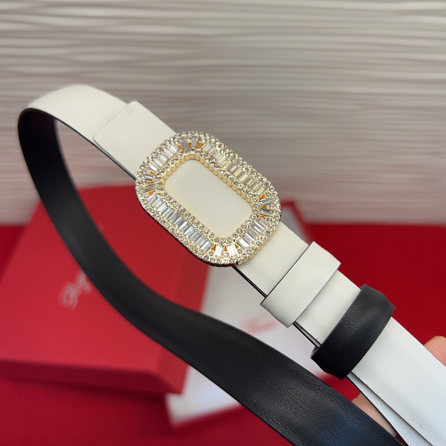 Flower Strass花钻腰带以雅致丝缎制成，配以传统闪钻饰扣。为您的装束增添奢华魅力。意大利制造罗