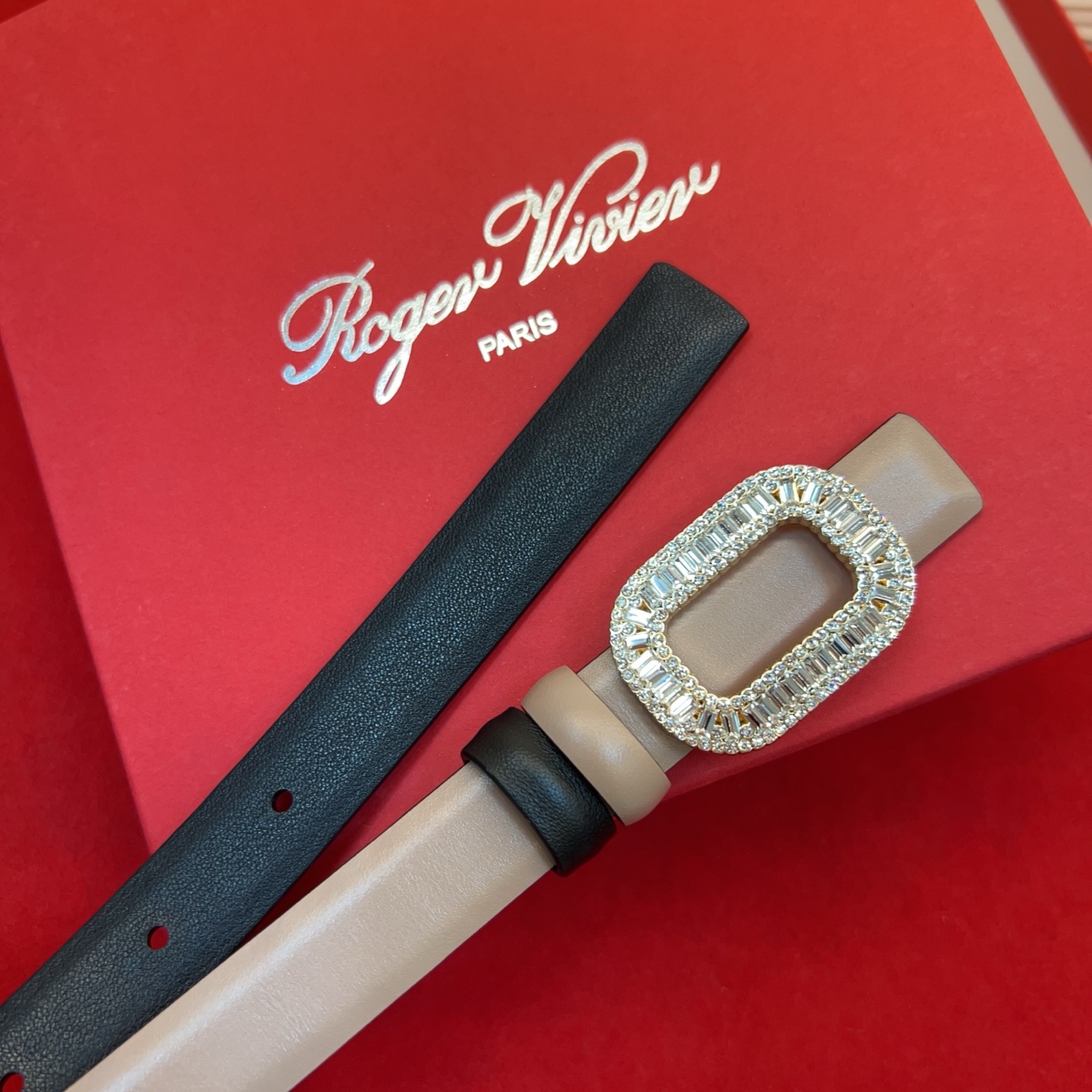 Flower Strass花钻腰带以雅致丝缎制成，配以传统闪钻饰扣。为您的装束增添奢华魅力。意大利制造罗