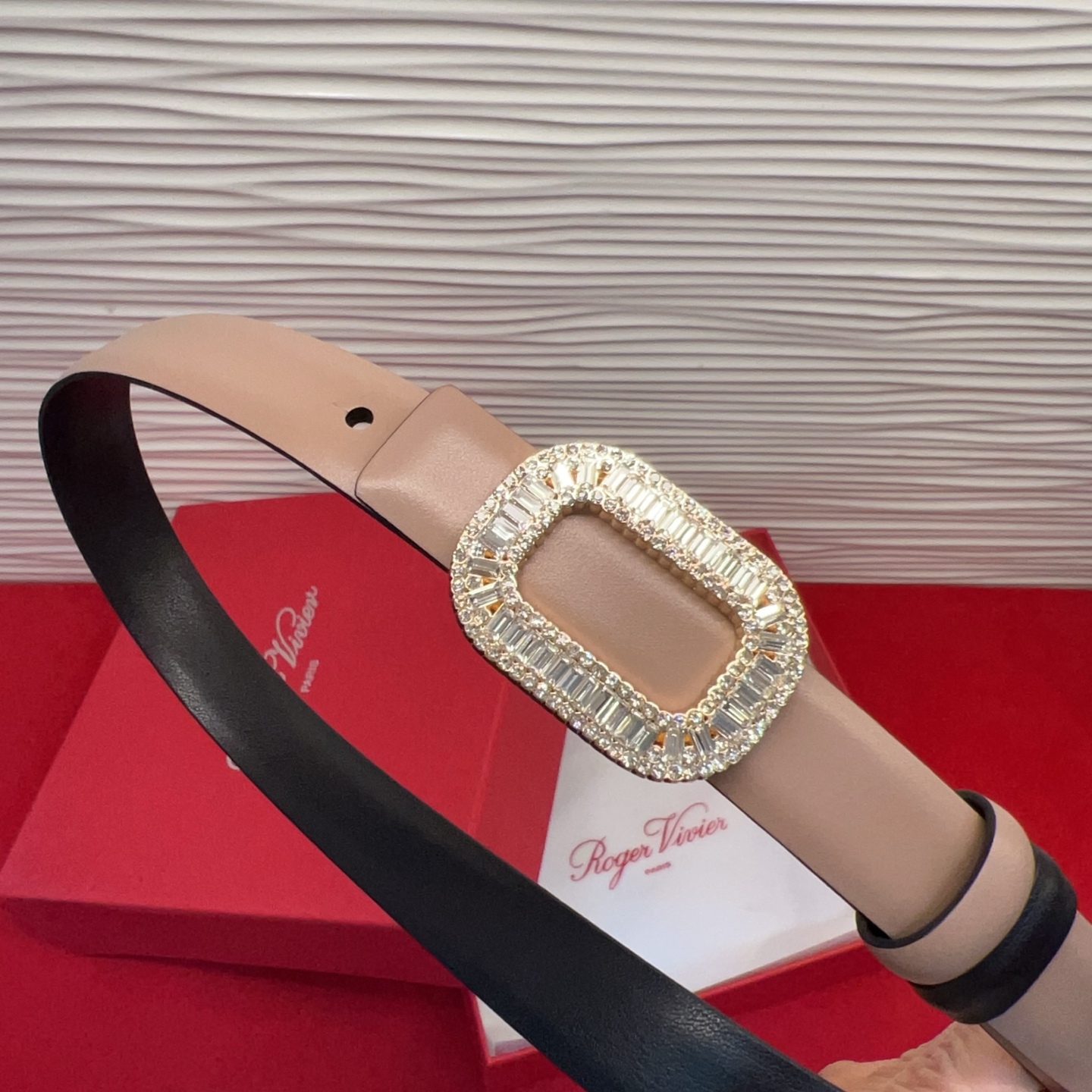 Flower Strass花钻腰带以雅致丝缎制成，配以传统闪钻饰扣。为您的装束增添奢华魅力。意大利制造罗