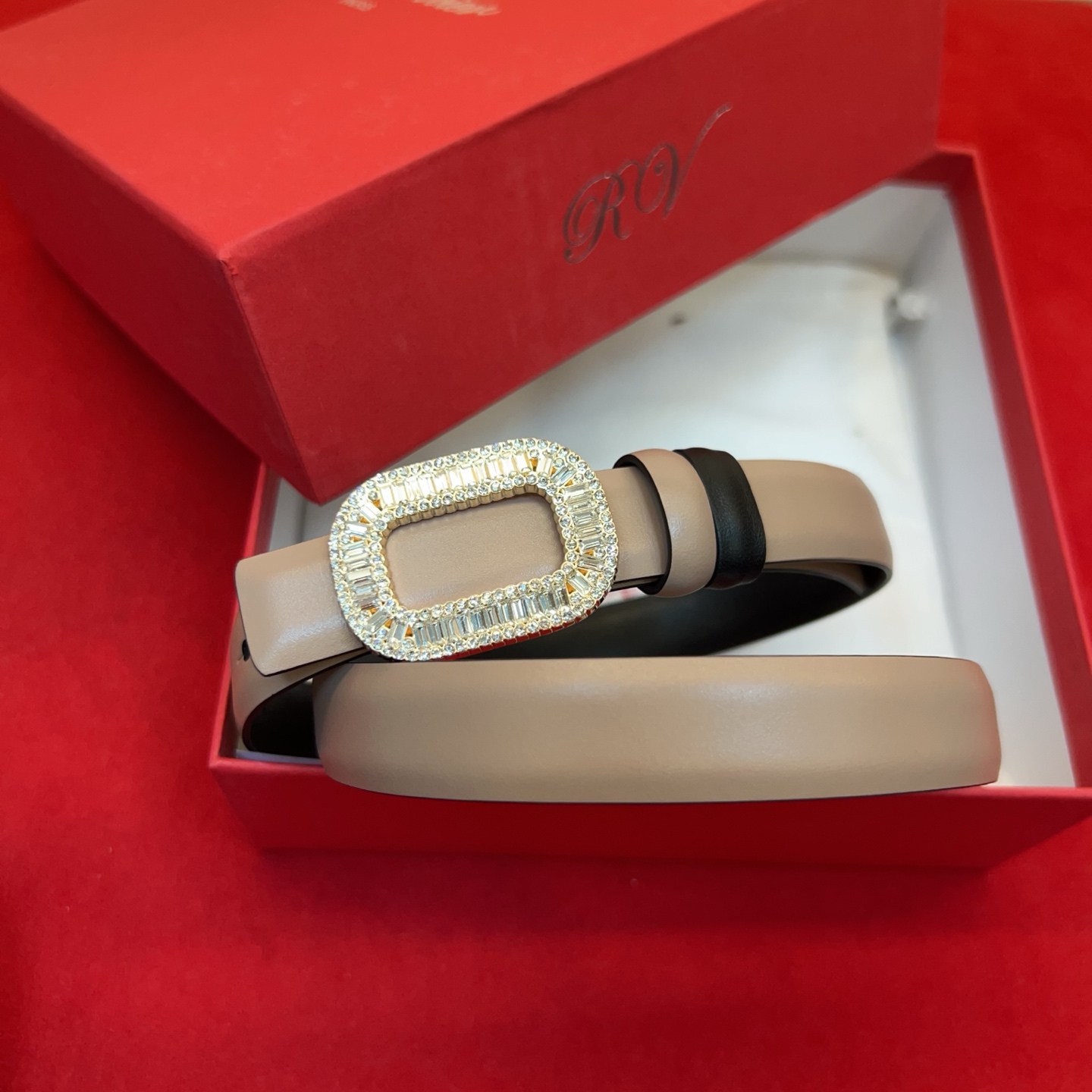 Flower Strass花钻腰带以雅致丝缎制成，配以传统闪钻饰扣。为您的装束增添奢华魅力。意大利制造罗