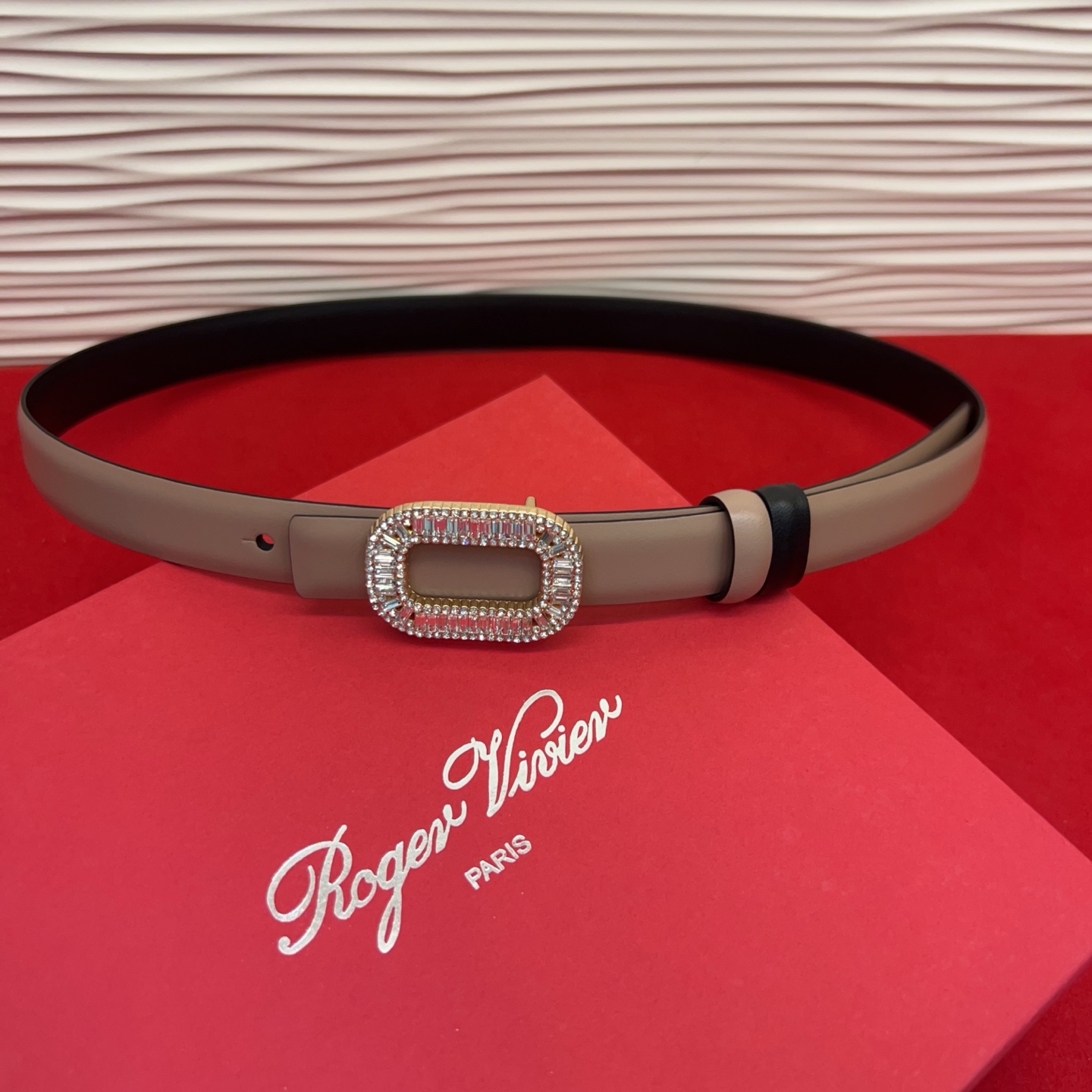 Flower Strass花钻腰带以雅致丝缎制成，配以传统闪钻饰扣。为您的装束增添奢华魅力。意大利制造罗