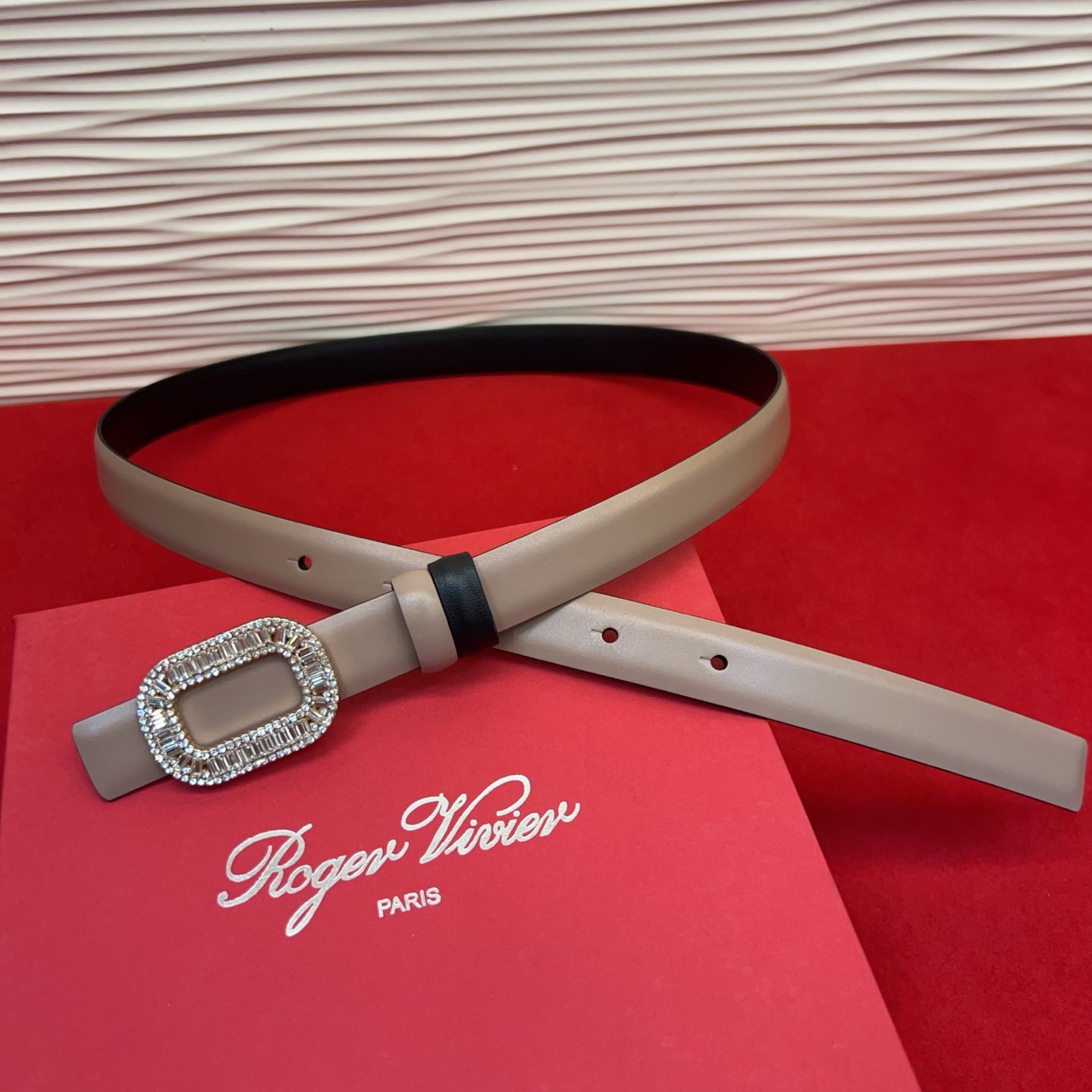 Flower Strass花钻腰带以雅致丝缎制成，配以传统闪钻饰扣。为您的装束增添奢华魅力。意大利制造罗