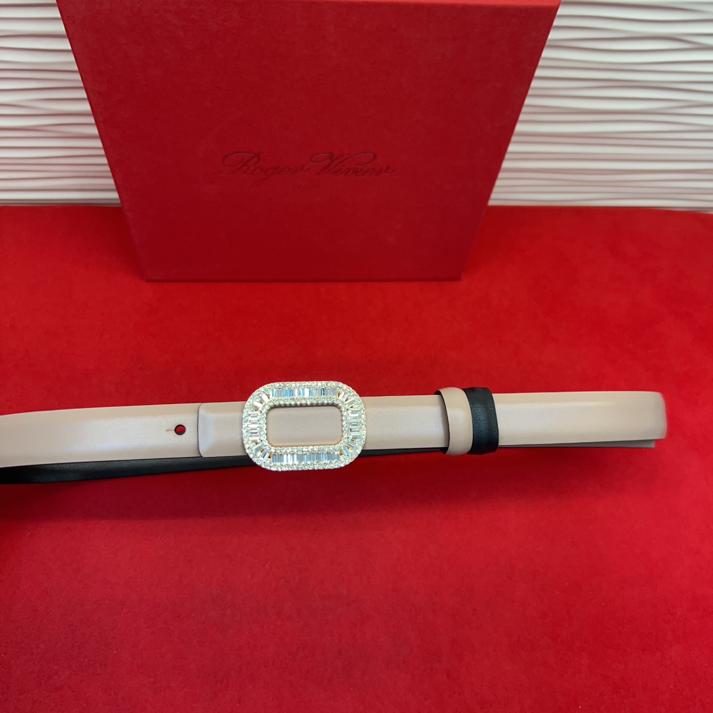 Flower Strass花钻腰带以雅致丝缎制成，配以传统闪钻饰扣。为您的装束增添奢华魅力。意大利制造罗