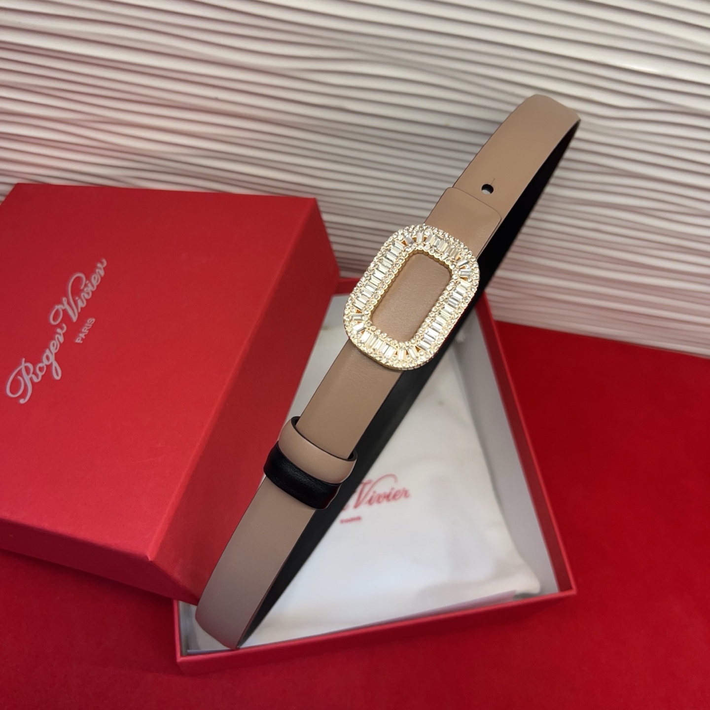 Flower Strass花钻腰带以雅致丝缎制成，配以传统闪钻饰扣。为您的装束增添奢华魅力。意大利制造罗