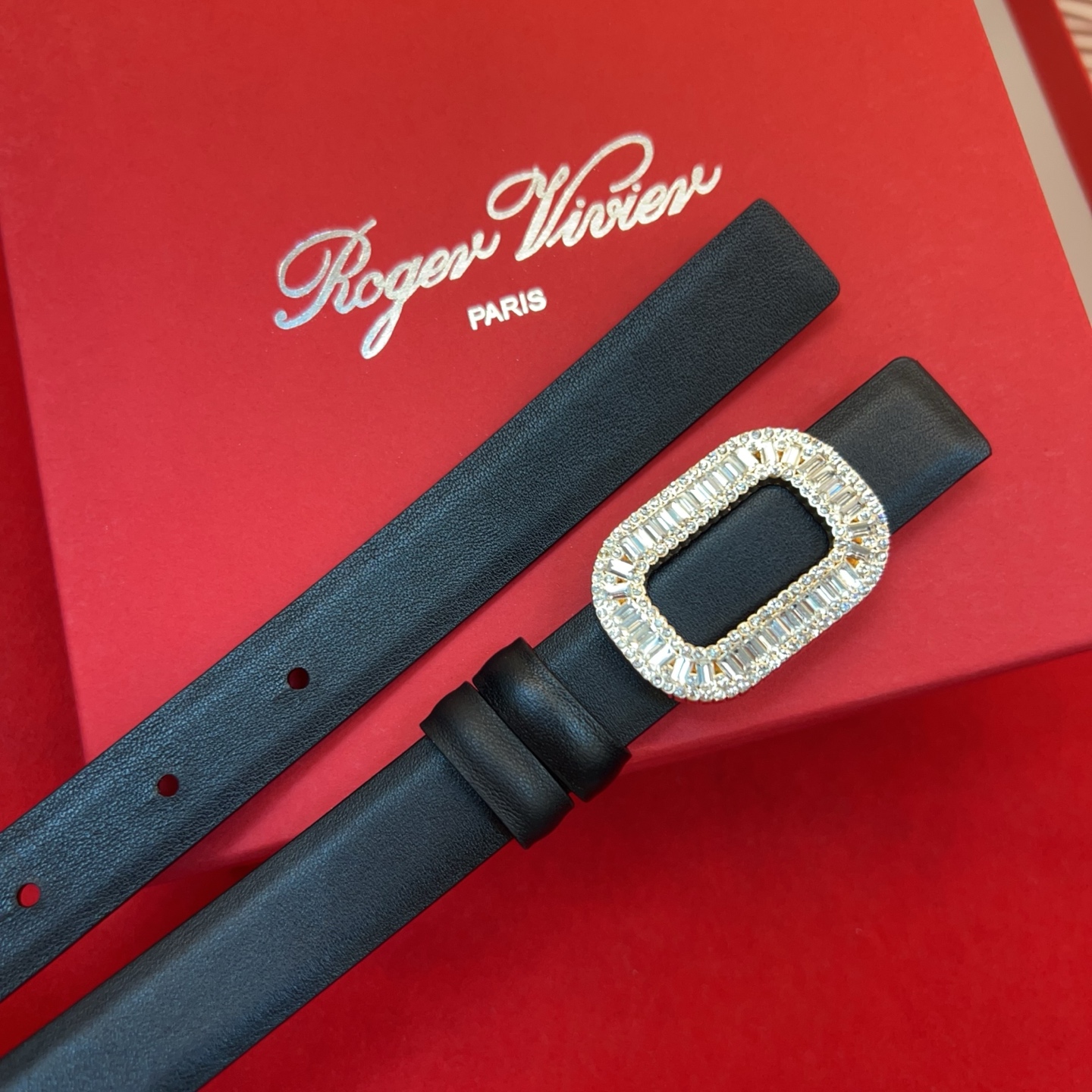 Flower Strass花钻腰带以雅致丝缎制成，配以传统闪钻饰扣。为您的装束增添奢华魅力。意大利制造罗