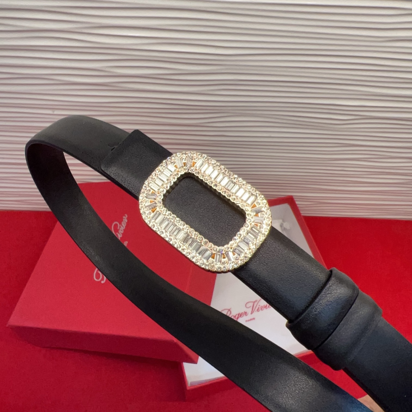 Flower Strass花钻腰带以雅致丝缎制成，配以传统闪钻饰扣。为您的装束增添奢华魅力。意大利制造罗