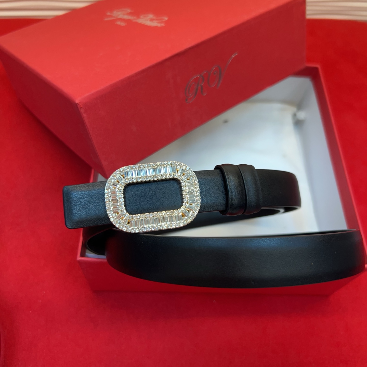 Flower Strass花钻腰带以雅致丝缎制成，配以传统闪钻饰扣。为您的装束增添奢华魅力。意大利制造罗