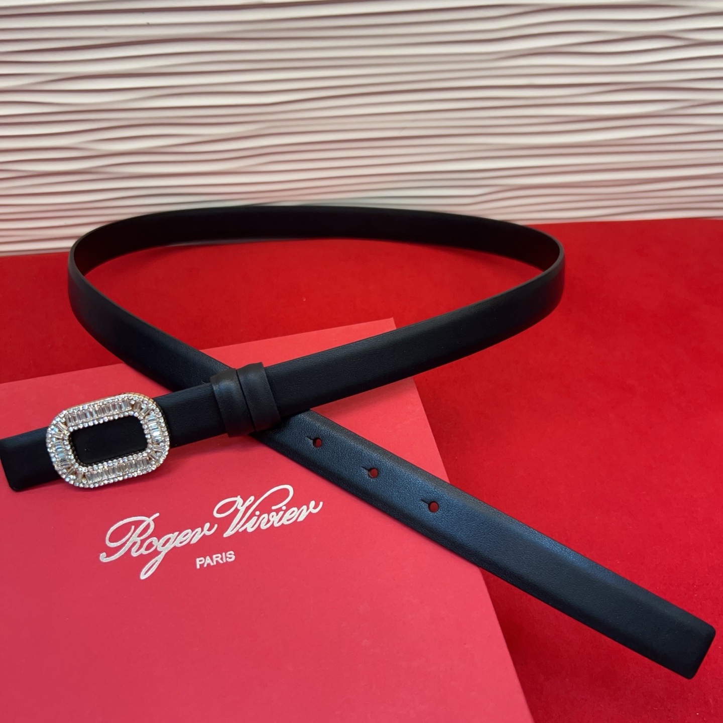 Flower Strass花钻腰带以雅致丝缎制成，配以传统闪钻饰扣。为您的装束增添奢华魅力。意大利制造罗