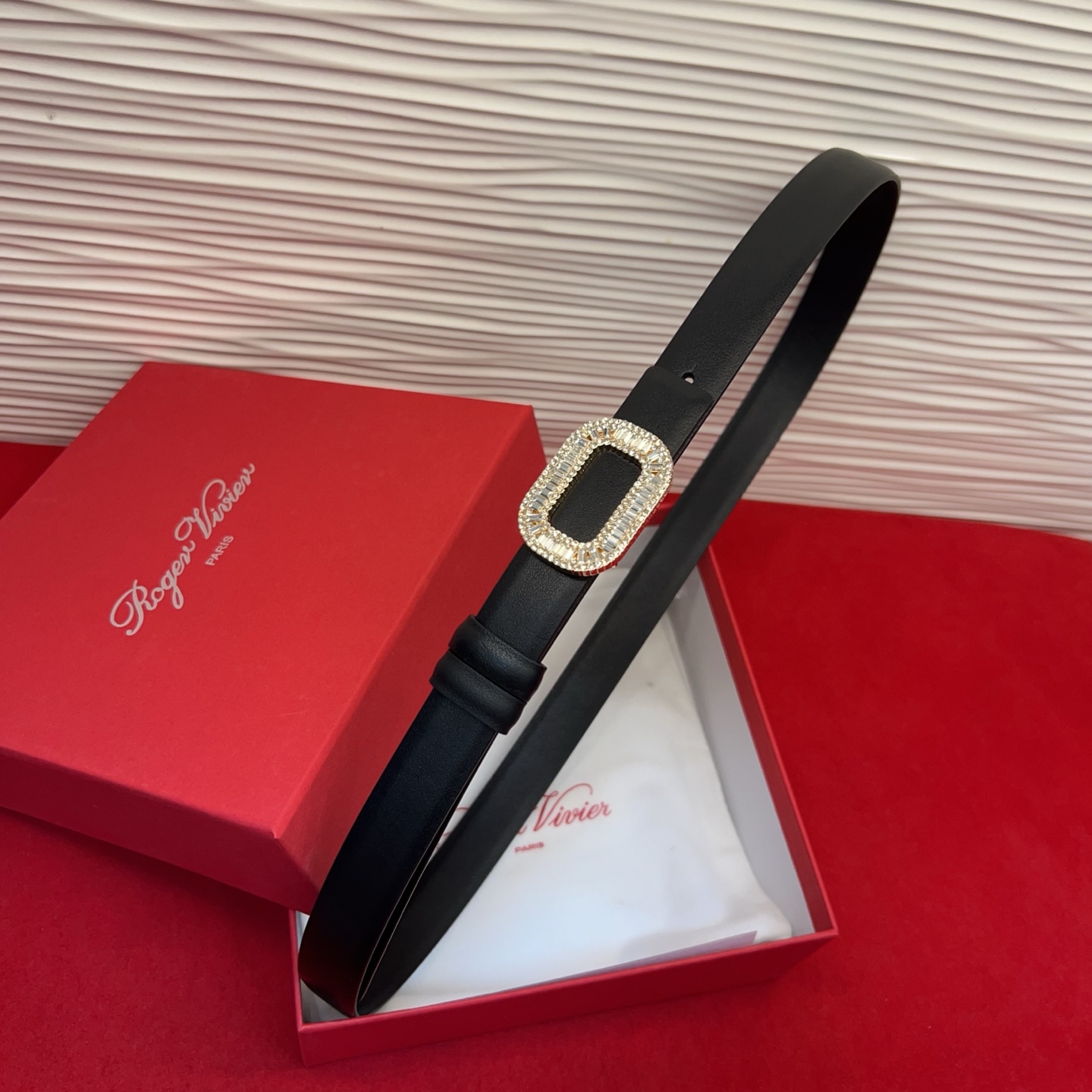 Flower Strass花钻腰带以雅致丝缎制成，配以传统闪钻饰扣。为您的装束增添奢华魅力。意大利制造罗