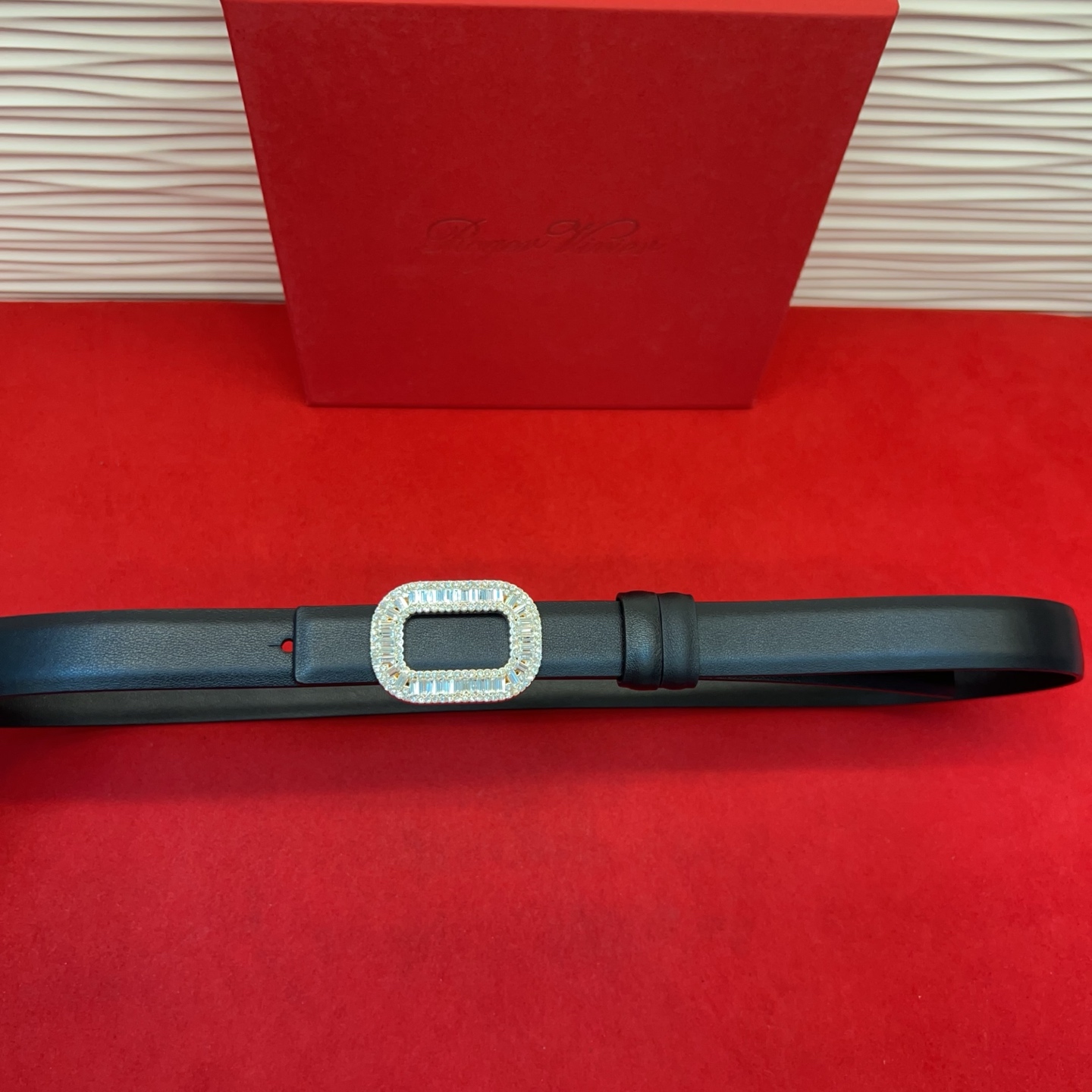 Flower Strass花钻腰带以雅致丝缎制成，配以传统闪钻饰扣。为您的装束增添奢华魅力。意大利制造罗