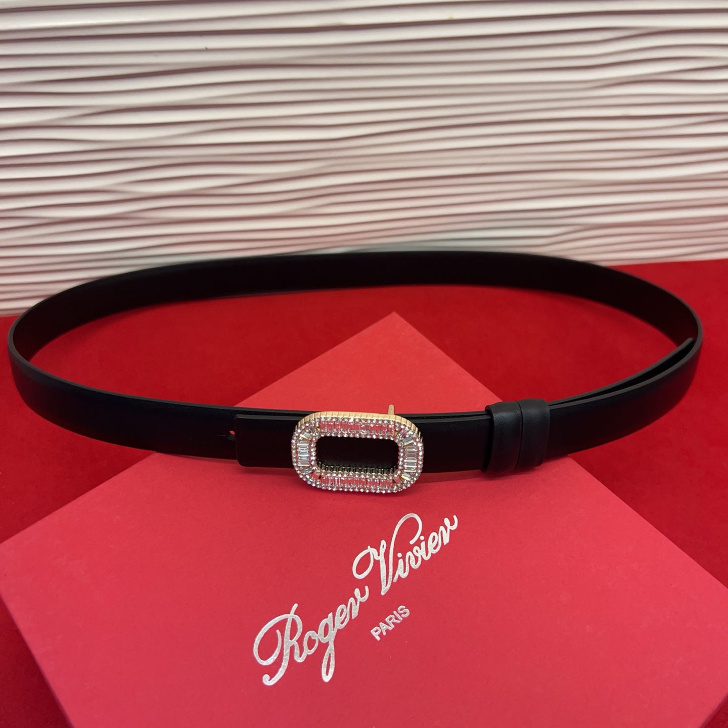 Flower Strass花钻腰带以雅致丝缎制成，配以传统闪钻饰扣。为您的装束增添奢华魅力。意大利制造罗