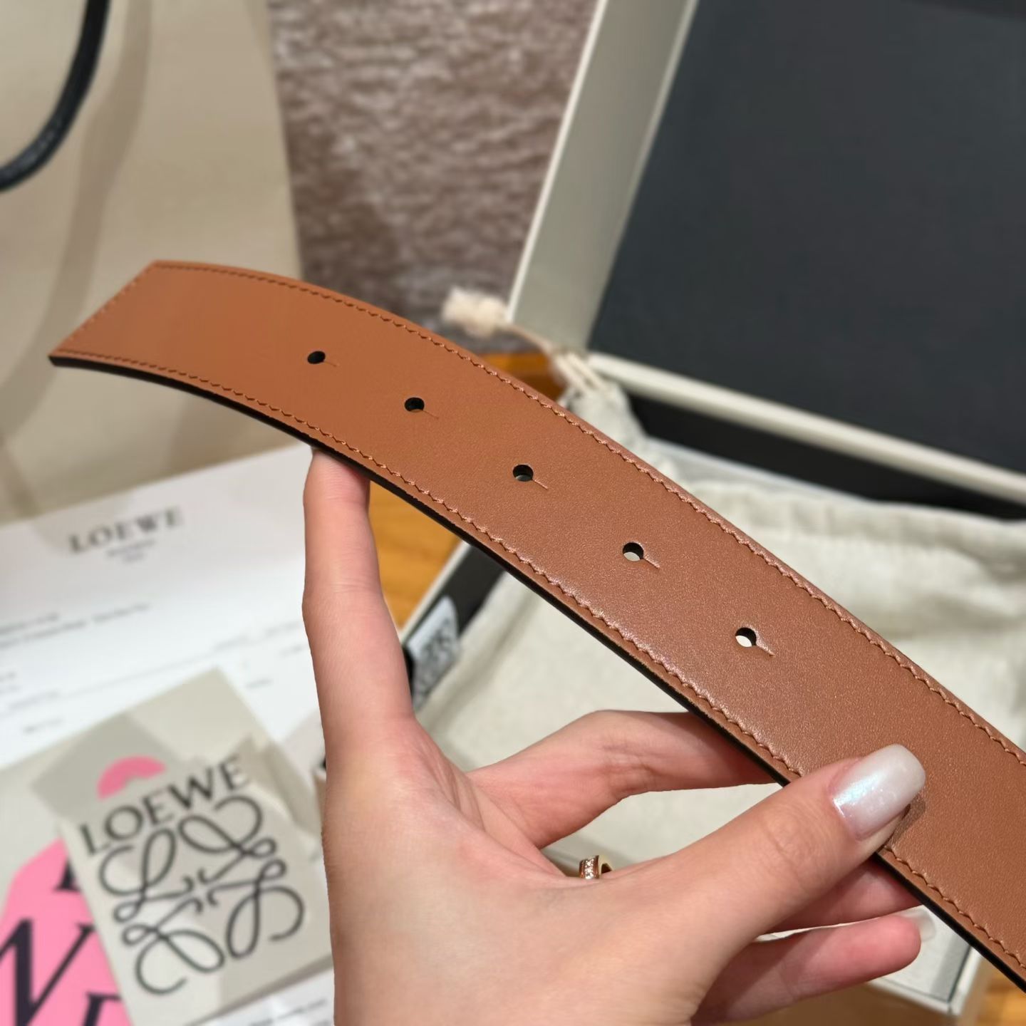 新款女士腰带EWE 意威经典LOGO腰带实用性很强光滑小牛皮双面腰带,配有EWE Anagram搭扣腰带 新款女士腰带EWE 意威经典LOGO腰带实用性很强光滑小牛皮双面腰带,配有EWE Anagram搭扣腰带