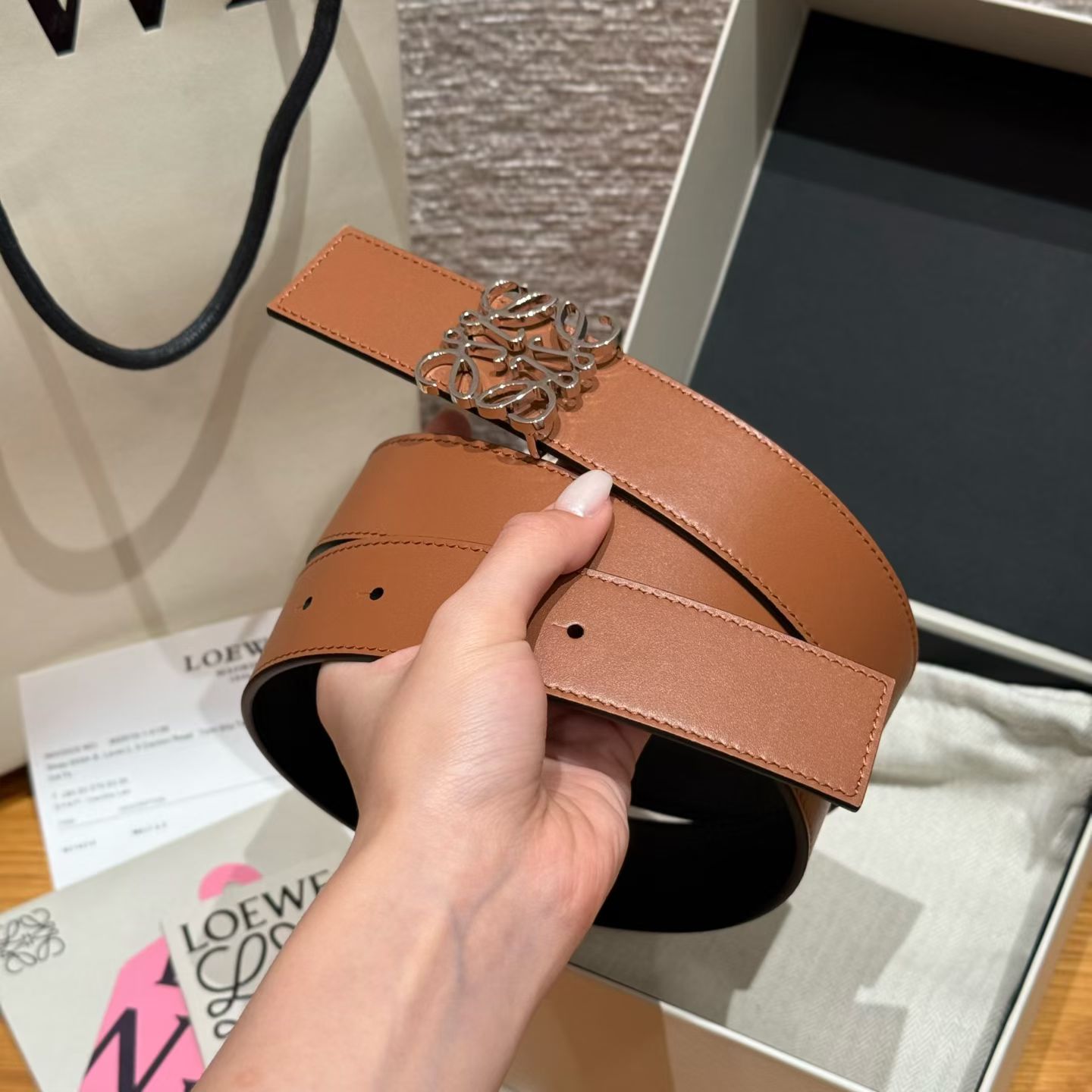新款女士腰带EWE 意威经典LOGO腰带实用性很强光滑小牛皮双面腰带，配有EWE Anagram搭扣腰带