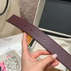 新款女士腰带EWE 意威经典LOGO腰带实用性很强光滑小牛皮双面腰带,配有EWE Anagram搭扣腰带 新款女士腰带EWE 意威经典LOGO腰带实用性很强光滑小牛皮双面腰带,配有EWE Anagram搭扣腰带