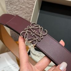 新款女士腰带EWE 意威经典LOGO腰带实用性很强光滑小牛皮双面腰带,配有EWE Anagram搭扣腰带 新款女士腰带EWE 意威经典LOGO腰带实用性很强光滑小牛皮双面腰带,配有EWE Anagram搭扣腰带