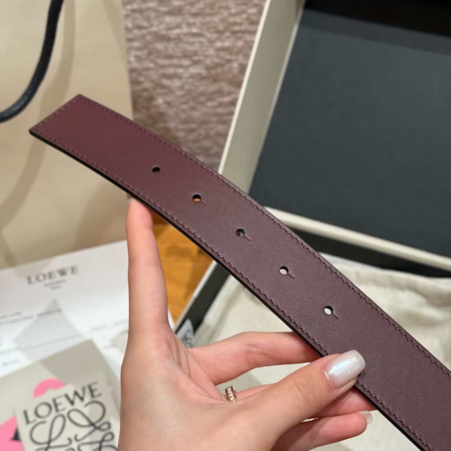 新款女士腰带EWE 意威经典LOGO腰带实用性很强光滑小牛皮双面腰带，配有EWE Anagram搭扣腰带