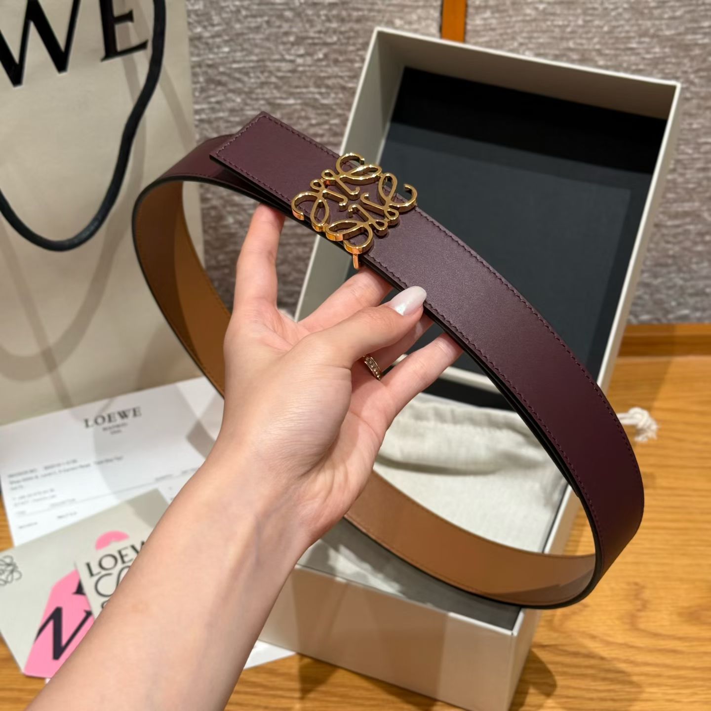 新款女士腰带EWE 意威经典LOGO腰带实用性很强光滑小牛皮双面腰带，配有EWE Anagram搭扣腰带