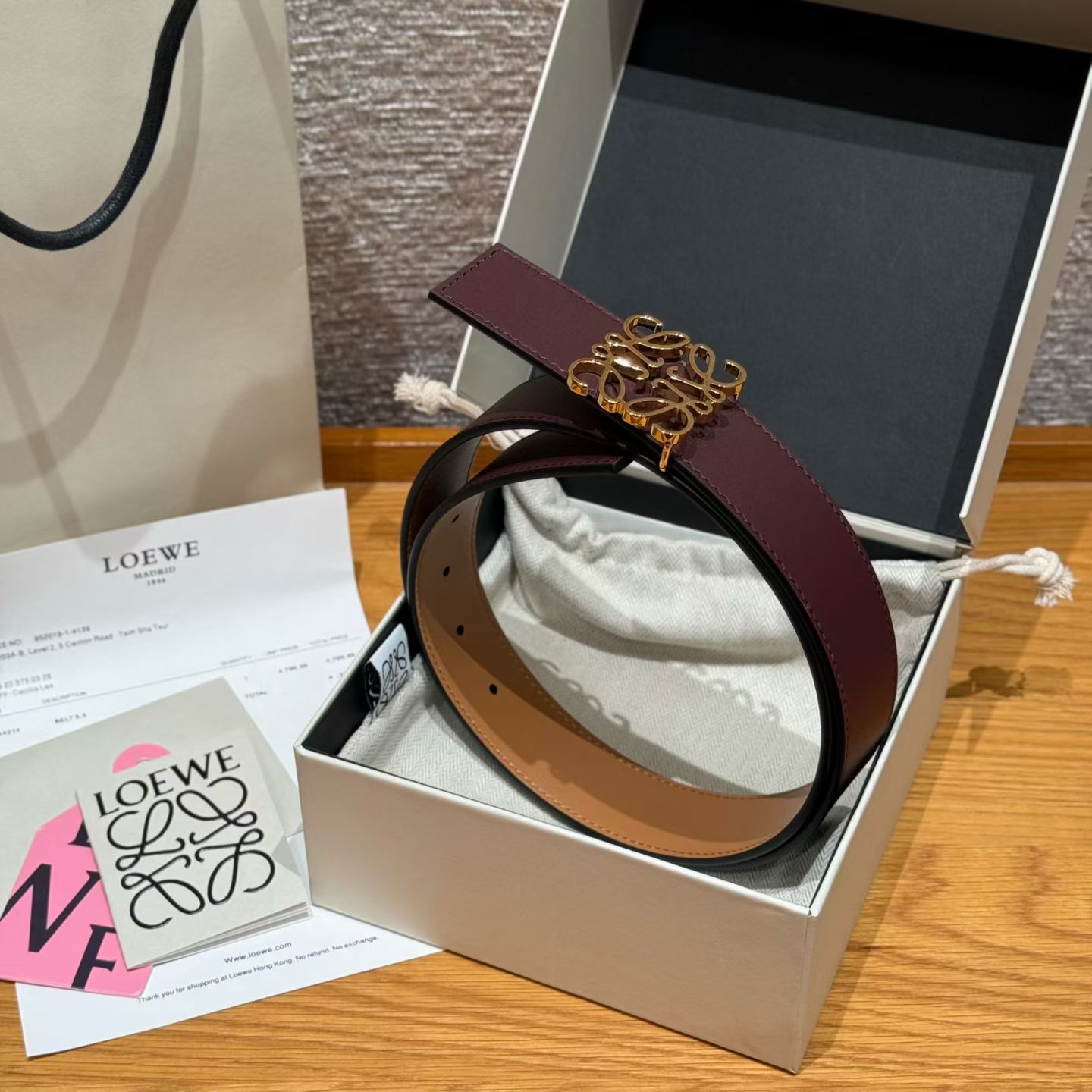 新款女士腰带EWE 意威经典LOGO腰带实用性很强光滑小牛皮双面腰带，配有EWE Anagram搭扣腰带